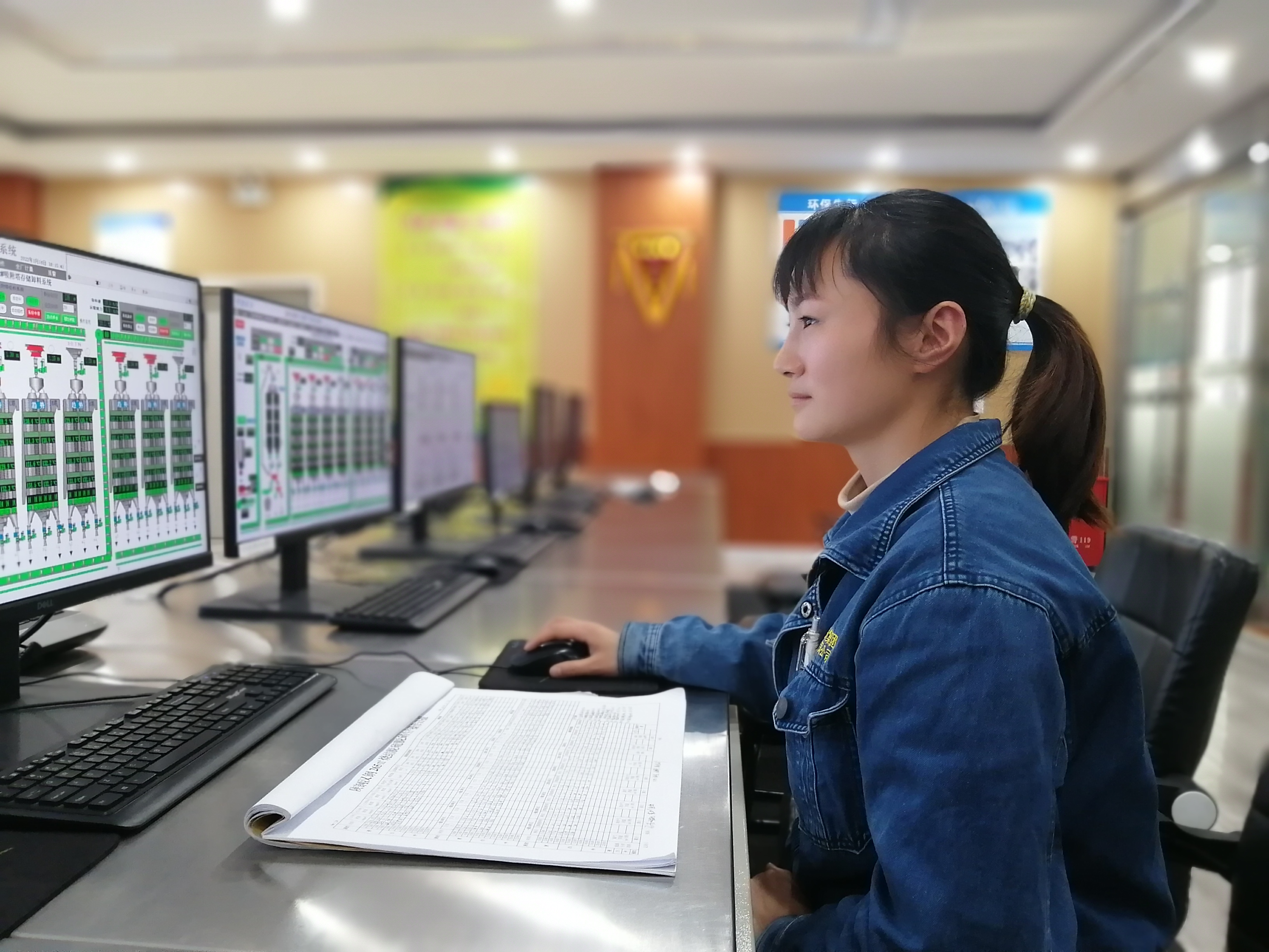 她用行动坚守“汉钢蓝” 她用行动坚守“汉钢蓝”