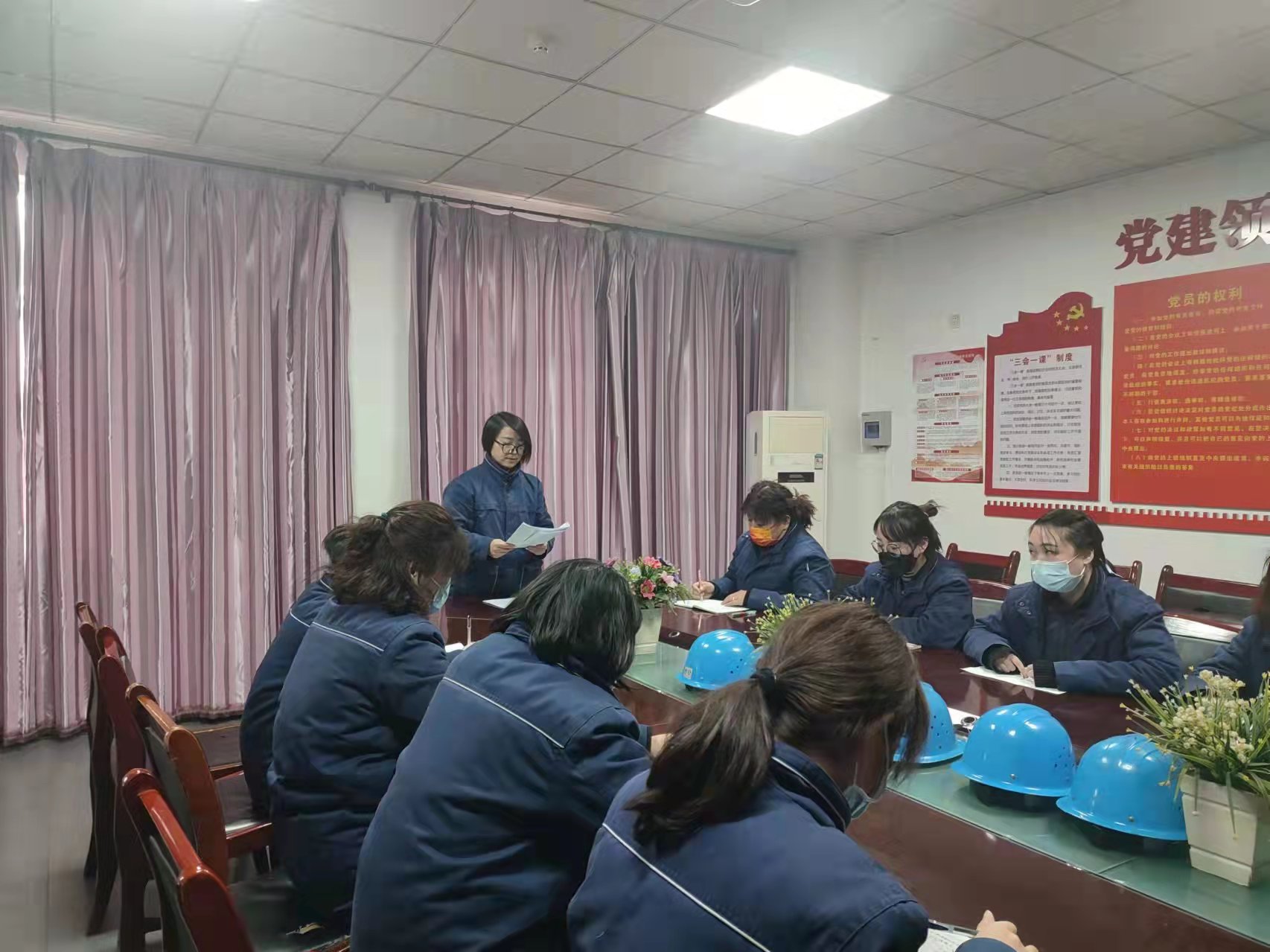 踏浪前行的“追风女子” 踏浪前行的“追风女子”