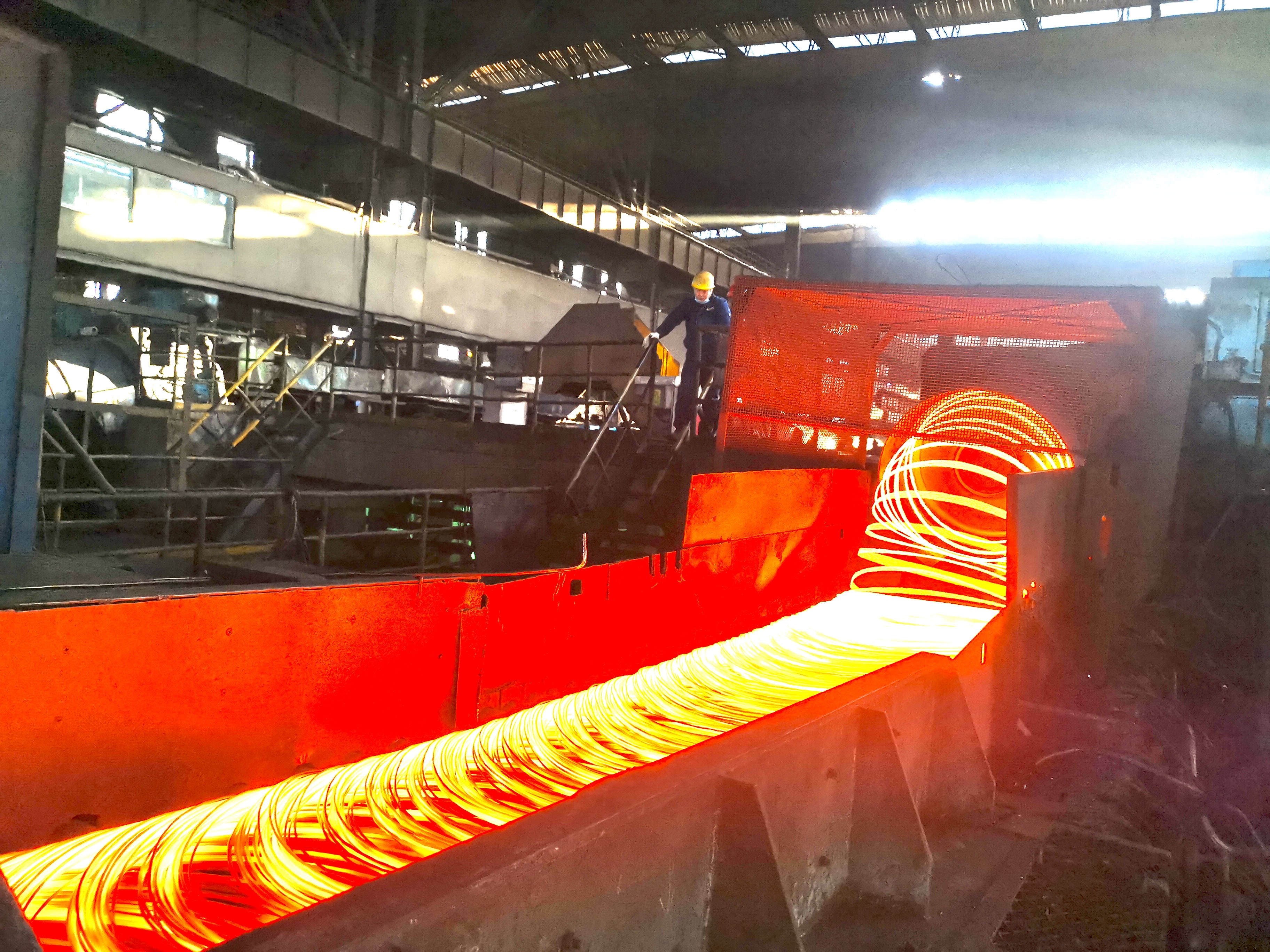 阳春3月  轧钢厂吨钢合金成本实现新突破