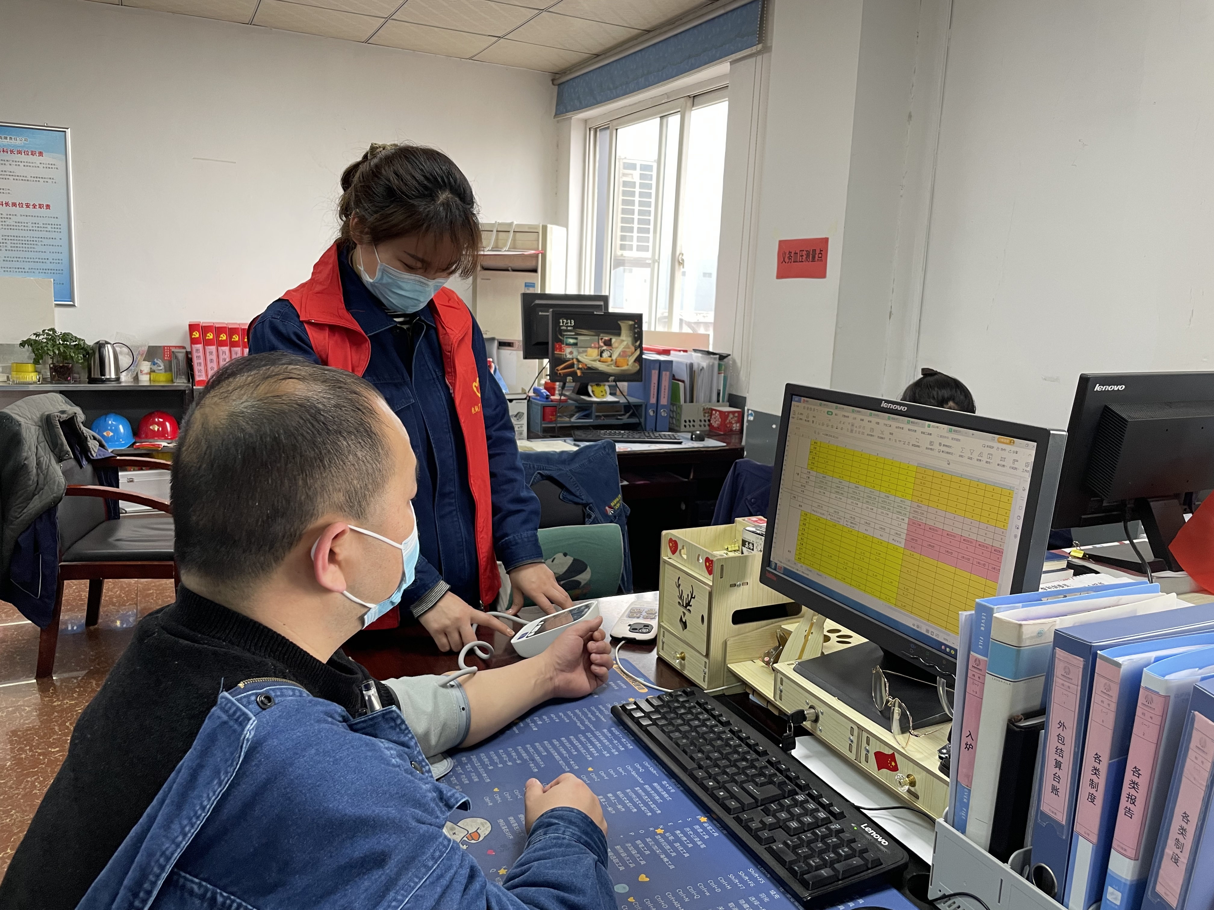 青春有爱 让“志愿红”尽情绽放 青春有爱 让“志愿红”尽情绽放