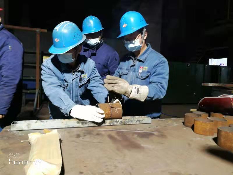 手不离锄、脚不离地的“维修人” 手不离锄、脚不离地的“维修人”