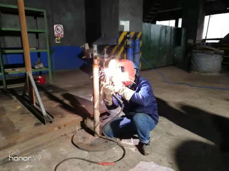 手不离锄、脚不离地的“维修人” 手不离锄、脚不离地的“维修人”