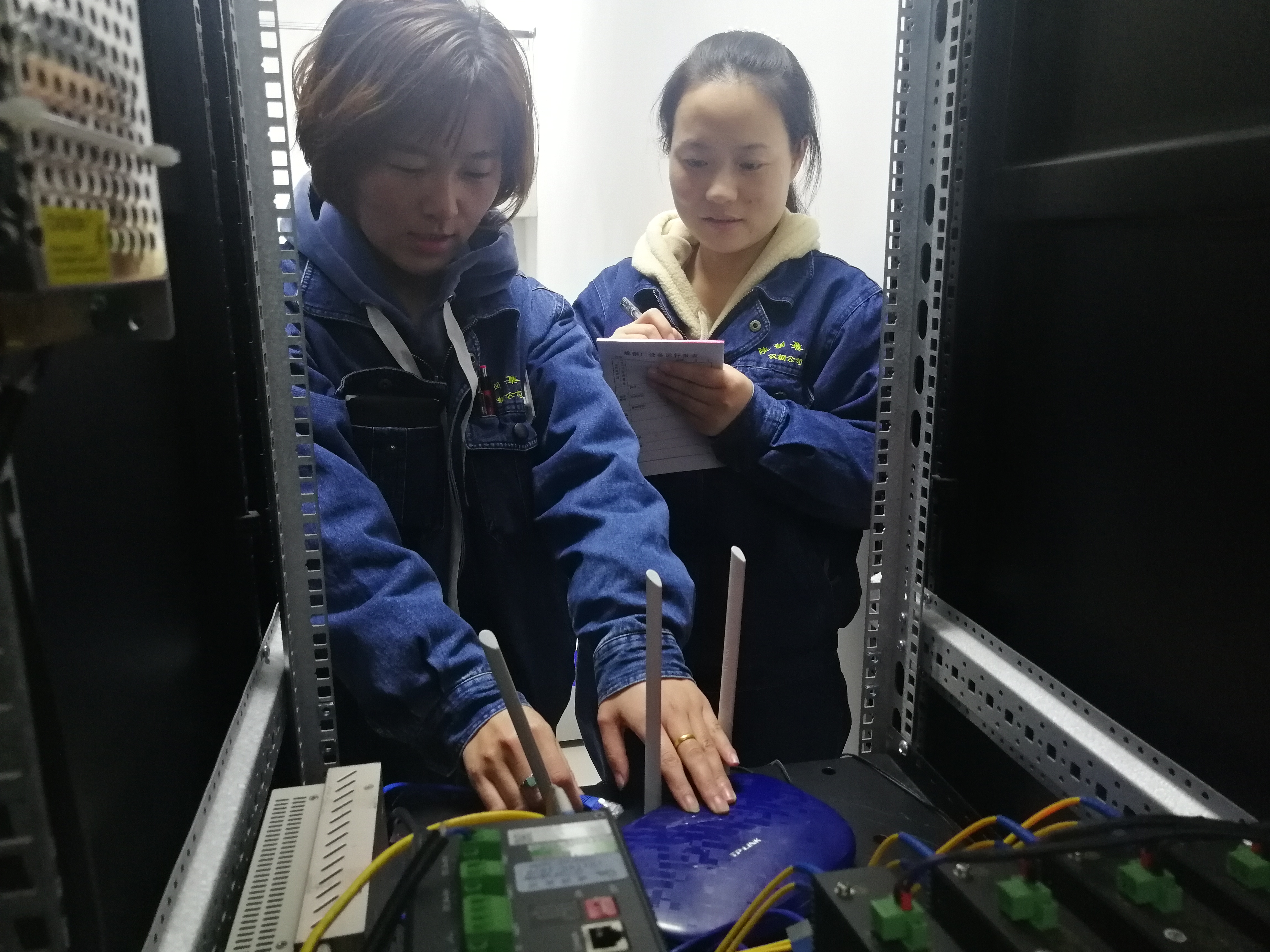 检斤岗位上的“花儿朵朵” 检斤岗位上的“花儿朵朵”