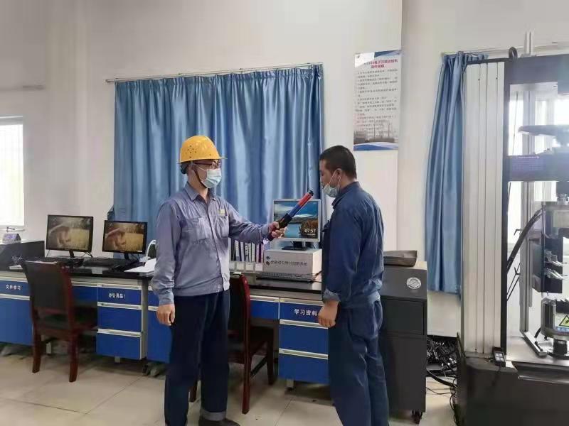 在心里缅怀,在脚步上追赶 ——计量检验中心清明节岗位坚守掠影 在心里缅怀,在脚步上追赶 ——计量检验中心清明节岗位坚守掠影