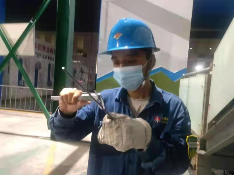 在心里缅怀,在脚步上追赶 ——计量检验中心清明节岗位坚守掠影 在心里缅怀,在脚步上追赶 ——计量检验中心清明节岗位坚守掠影