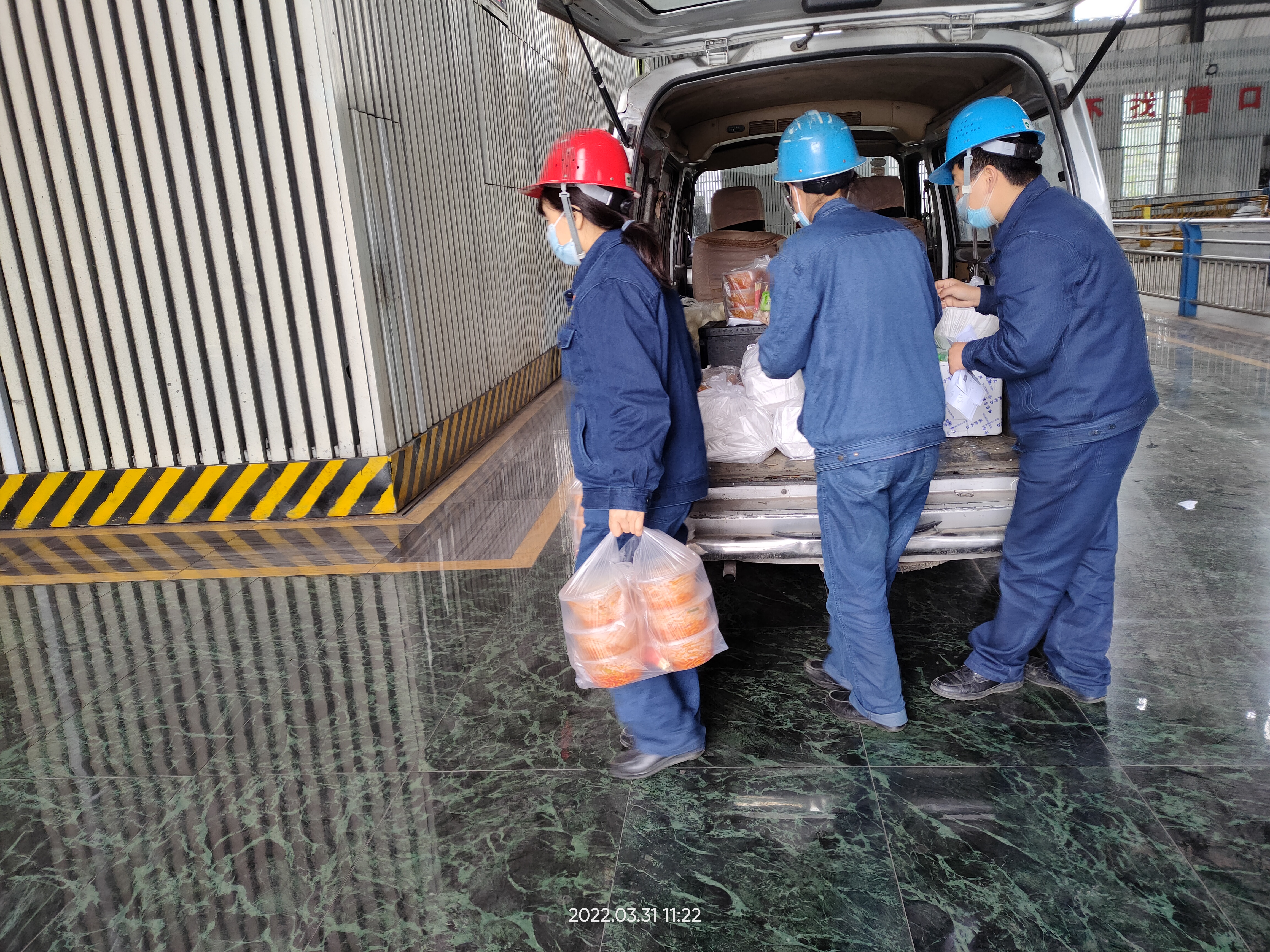 围绕中心，服务大局，全力做好检修送餐保障