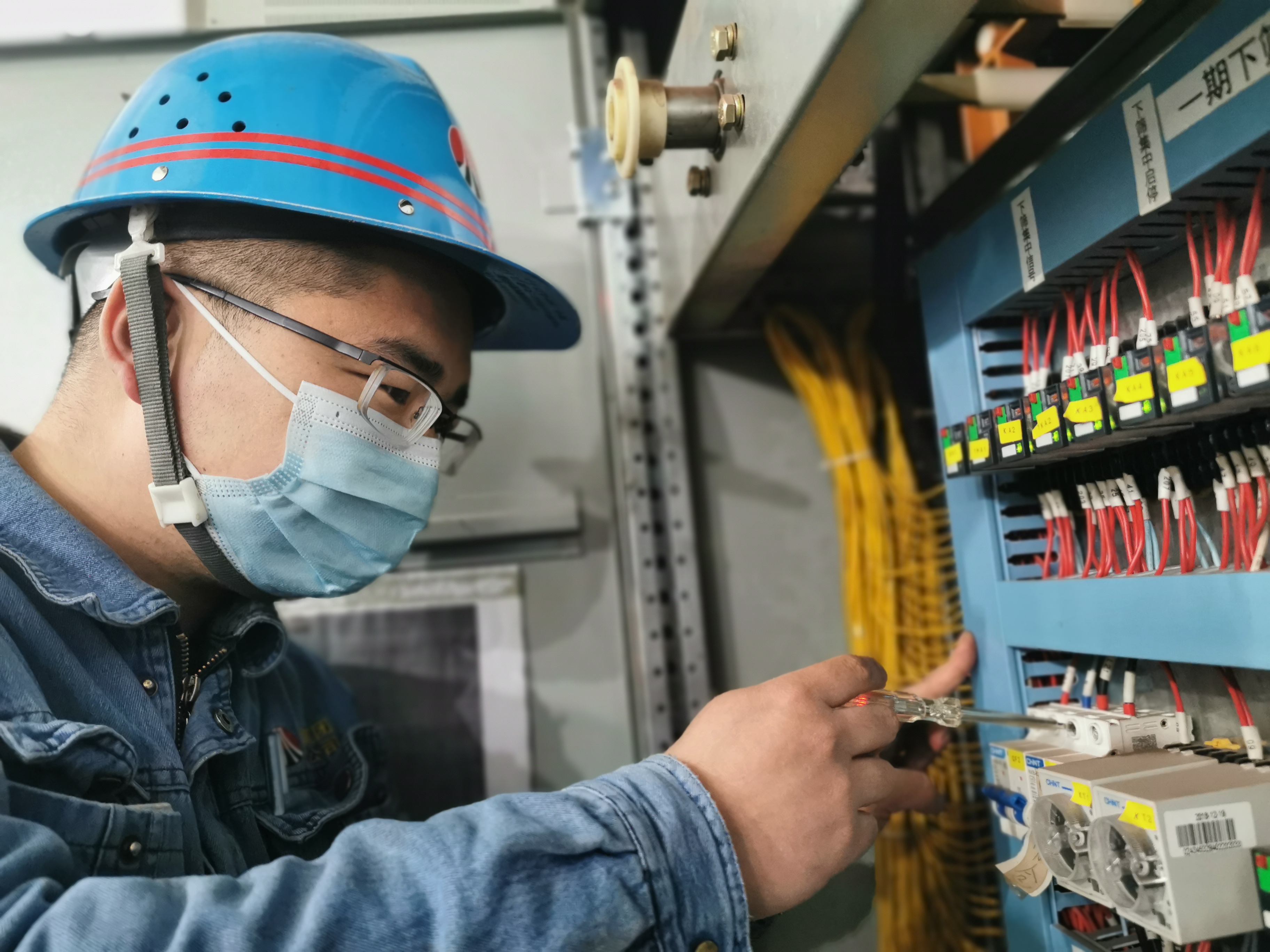 练就“十八般武艺”的维修电工张浩 练就“十八般武艺”的维修电工张浩