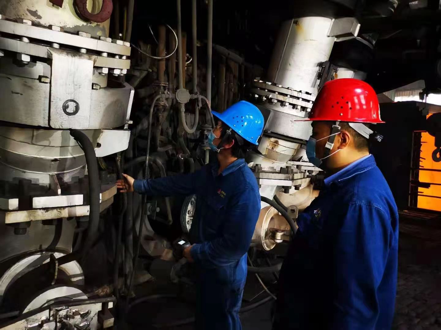 走在奋斗的春光里 ——炼铁厂攻坚奋战见闻 走在奋斗的春光里 ——炼铁厂攻坚奋战见闻