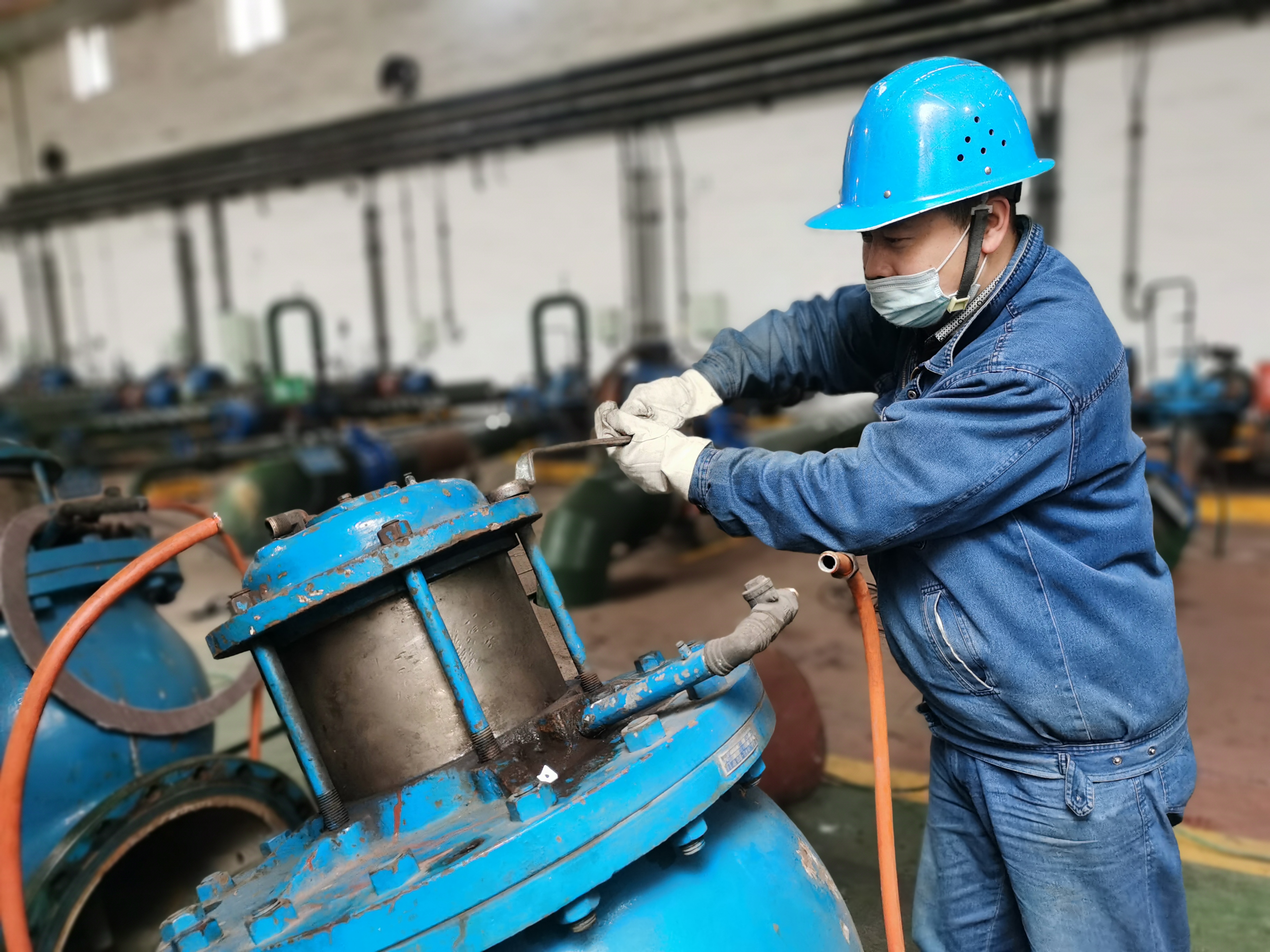 铆足干劲向前冲，凝心聚力向未来