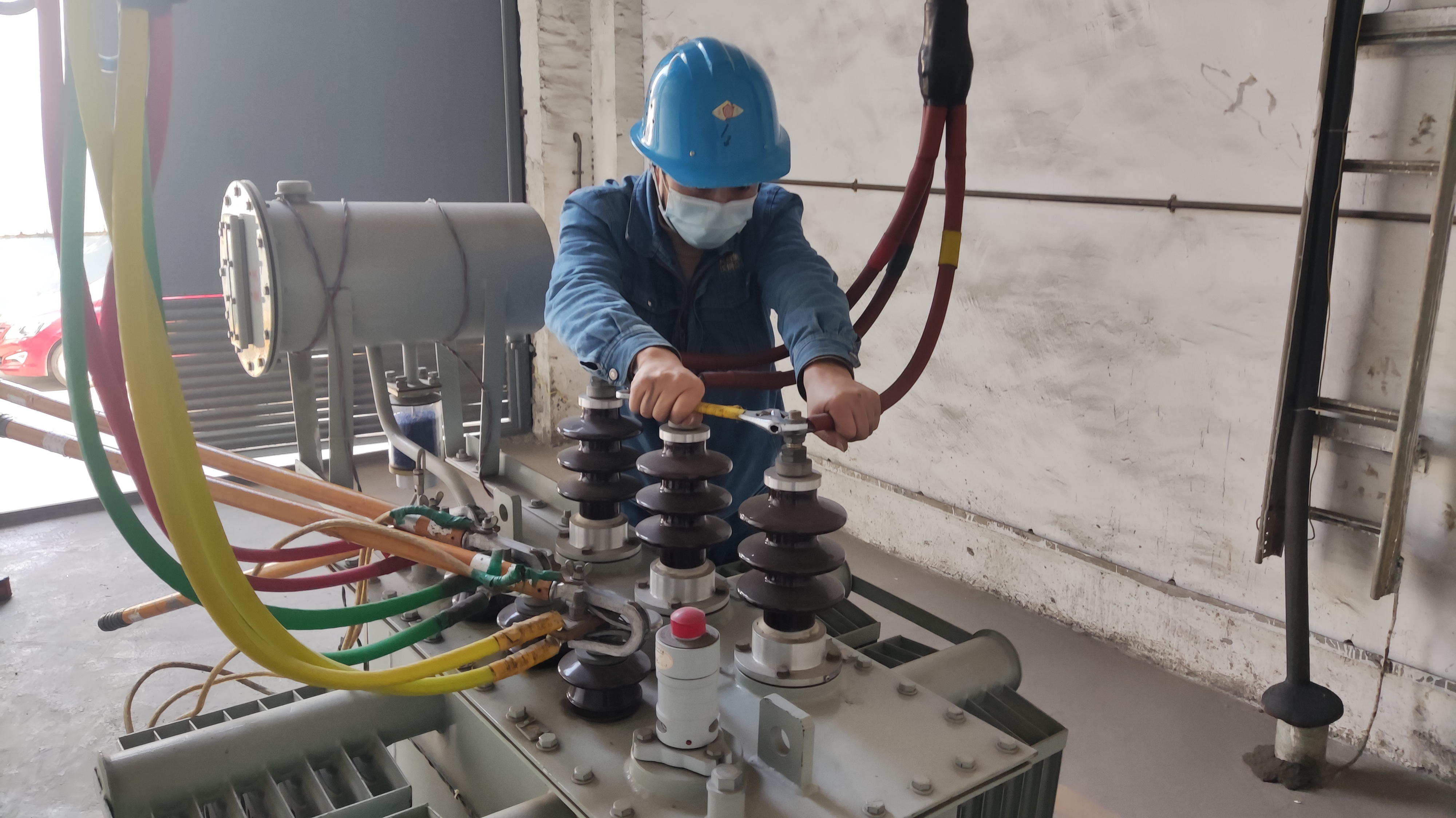 共同赶“烤” 筑牢设备防暑“安全网” 共同赶“烤” 筑牢设备防暑“安全网”