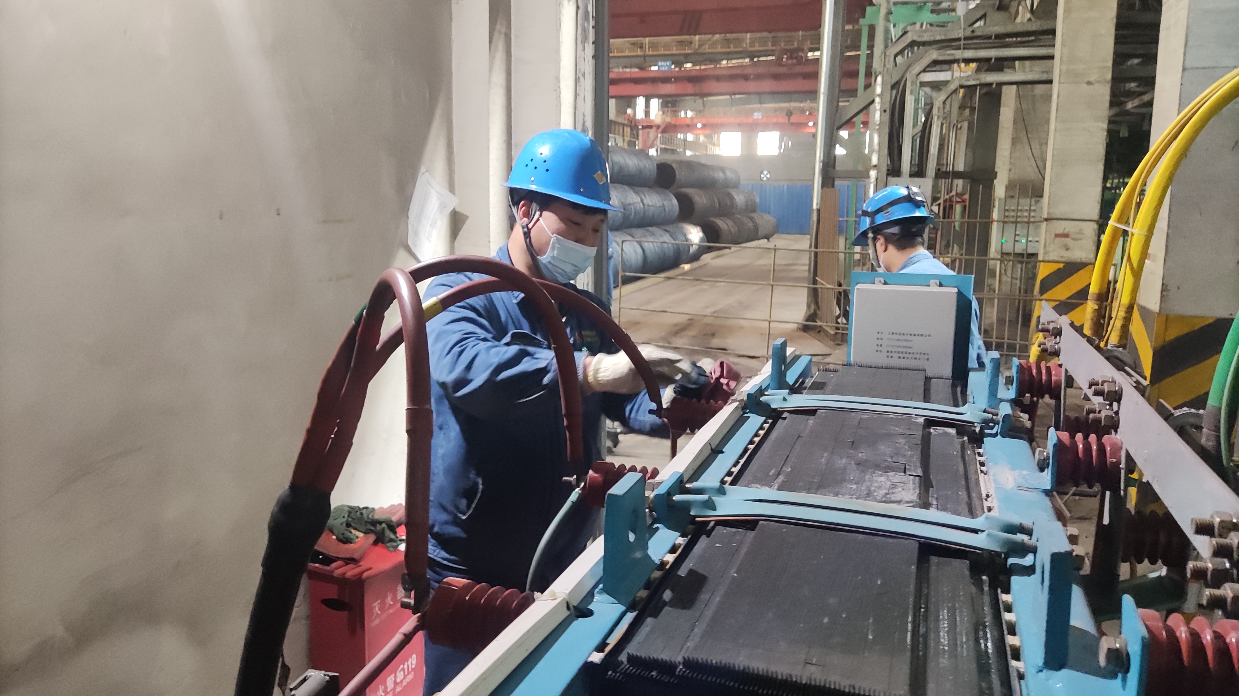 共同赶“烤” 筑牢设备防暑“安全网” 共同赶“烤” 筑牢设备防暑“安全网”