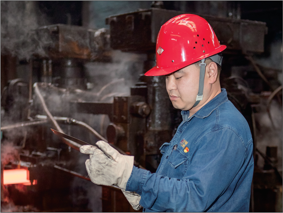 栉风沐雨十余载  筚路蓝缕终有成——记陕煤化集团2014-2015年度“劳动模范”李勇强