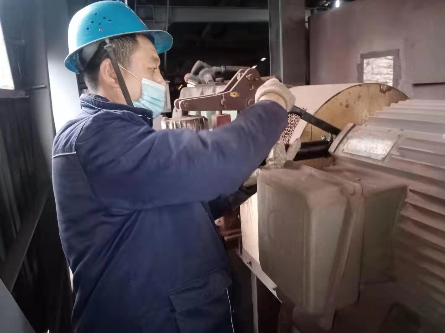 筑梦汉钢建功勋 劳模精神催人进——记烧结厂一季度“劳动模范”王新春 筑梦汉钢建功勋 劳模精神催人进——记烧结厂一季度“劳动模范”王新春