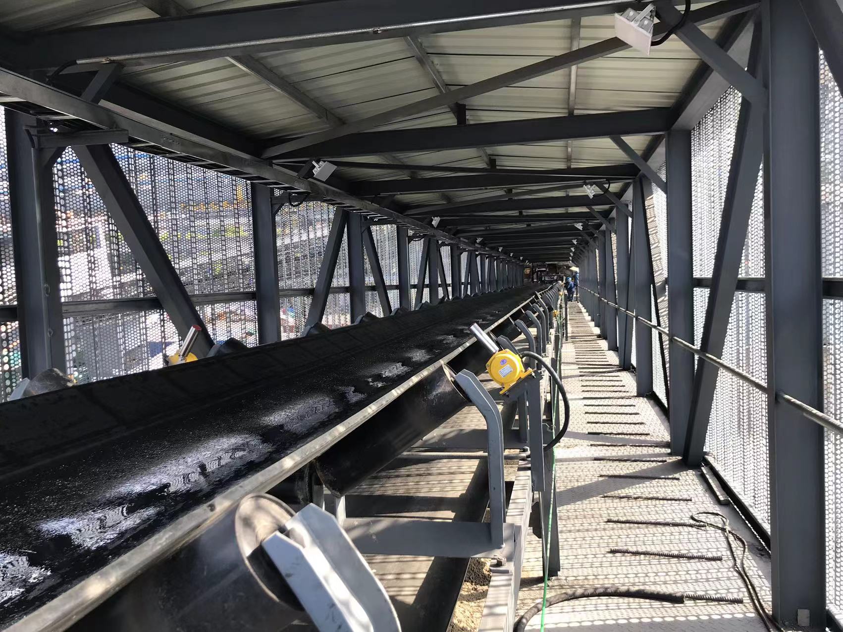 公司高炉渣水分离改造项目一号皮带系统完成带料试车