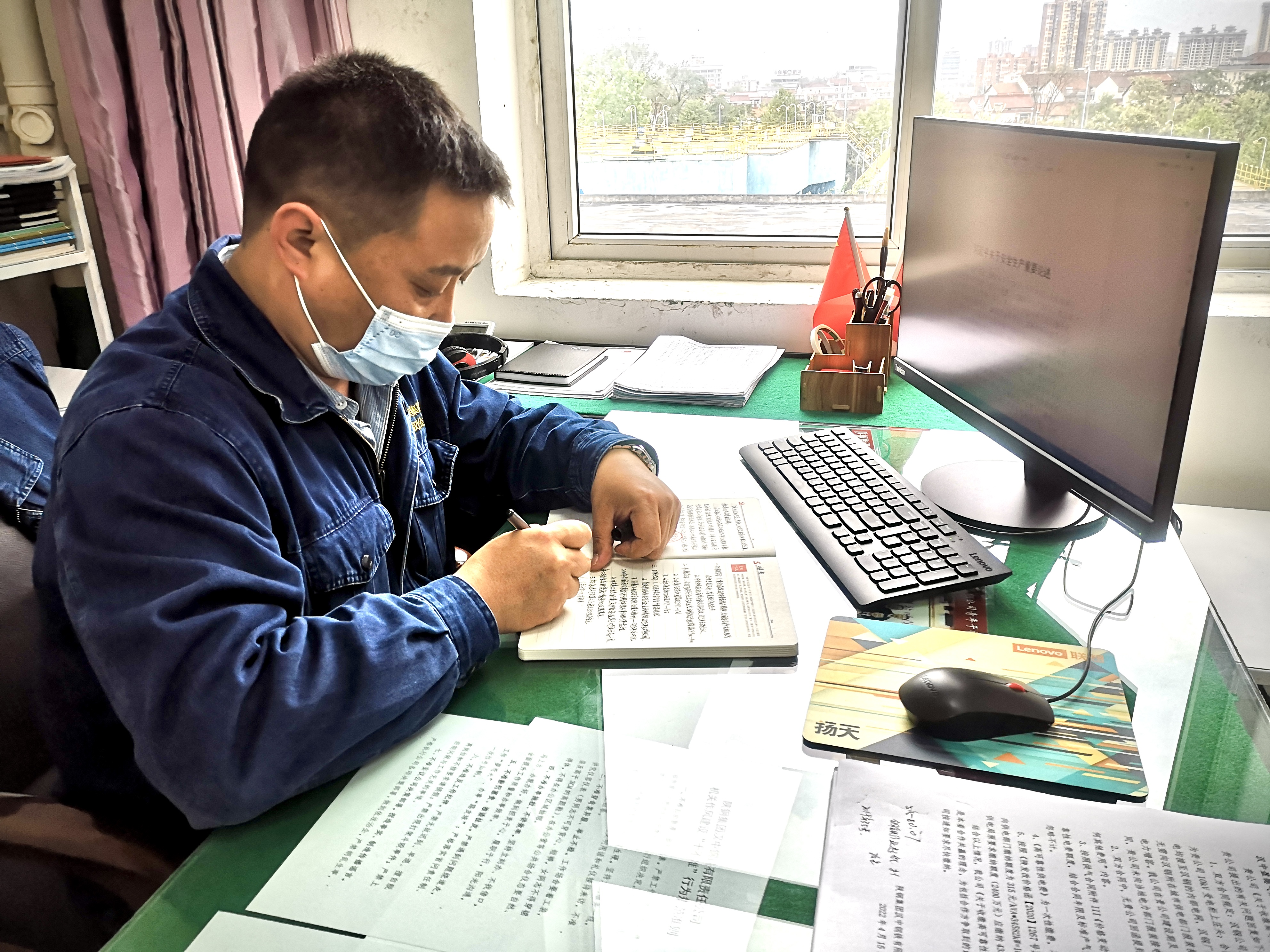 努力“向下扎根” 茁壮“向上生长” 努力“向下扎根” 茁壮“向上生长”