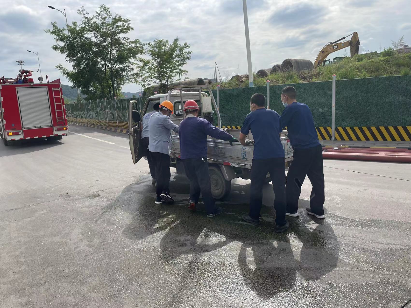 暖了!厂区一车辆侧翻,公司专职消防队巡查途中帮忙解困 暖了!厂区一车辆侧翻,公司专职消防队巡查途中帮忙解困