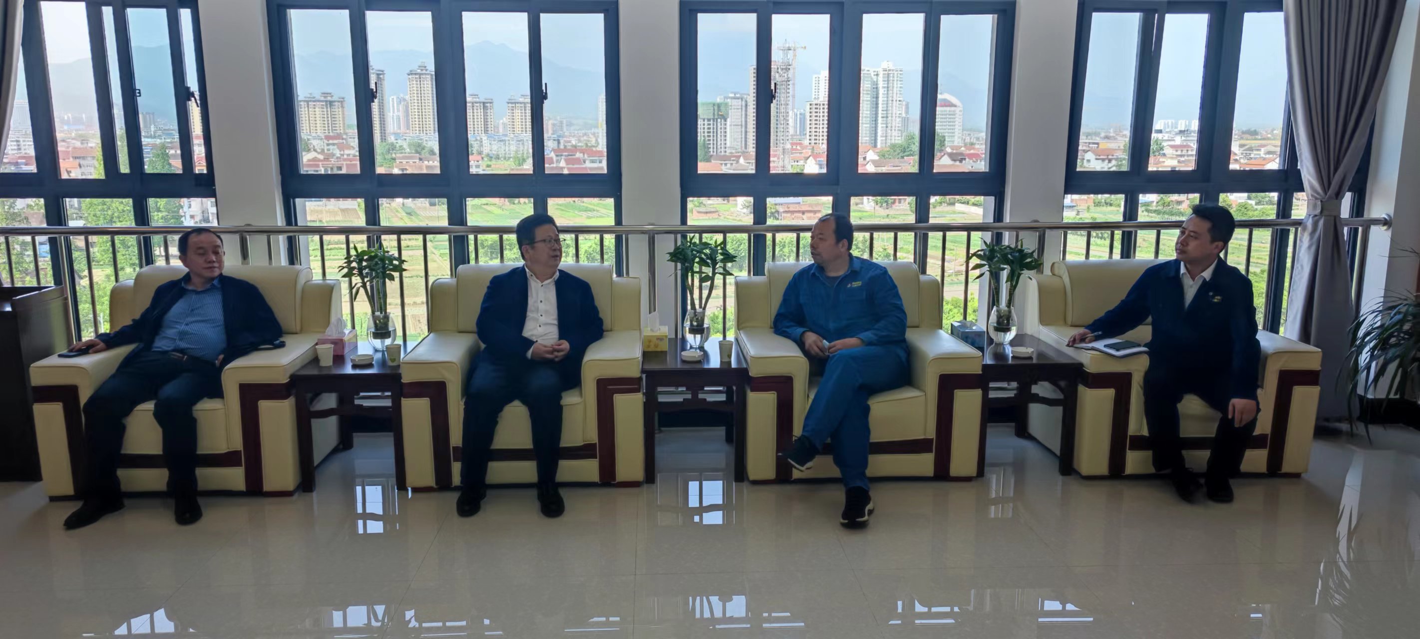 汉中市商务局局党组书记、局长徐万平一行来公司调研