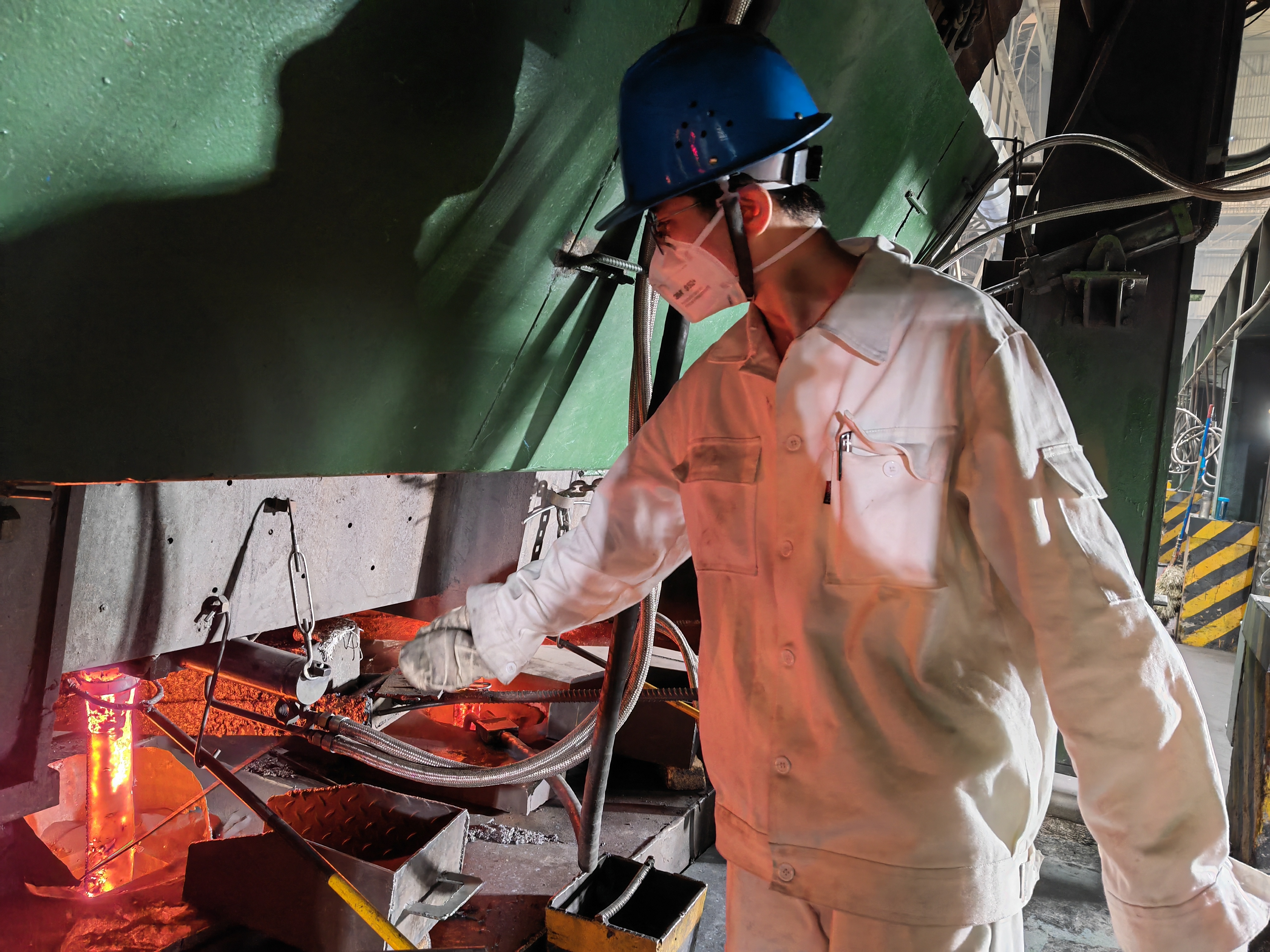 大干红五月，奋力实现“满堂彩”