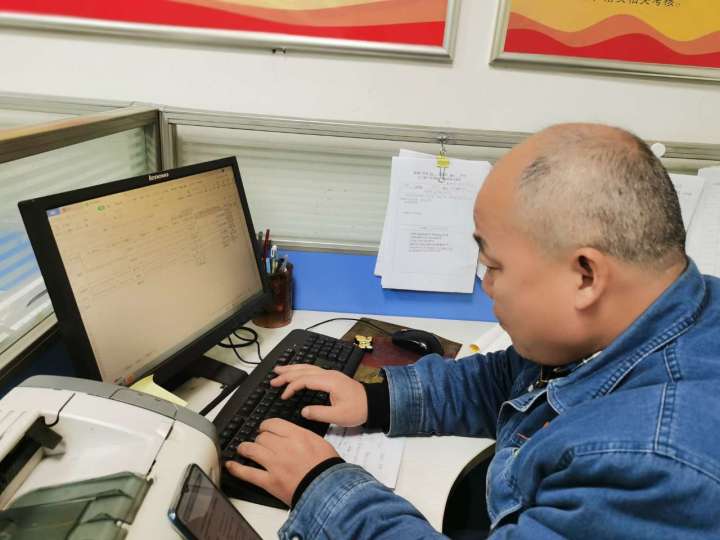 肩扛担当 脚踏实地 他们让党员身份散发光彩 肩扛担当 脚踏实地 他们让党员身份散发光彩