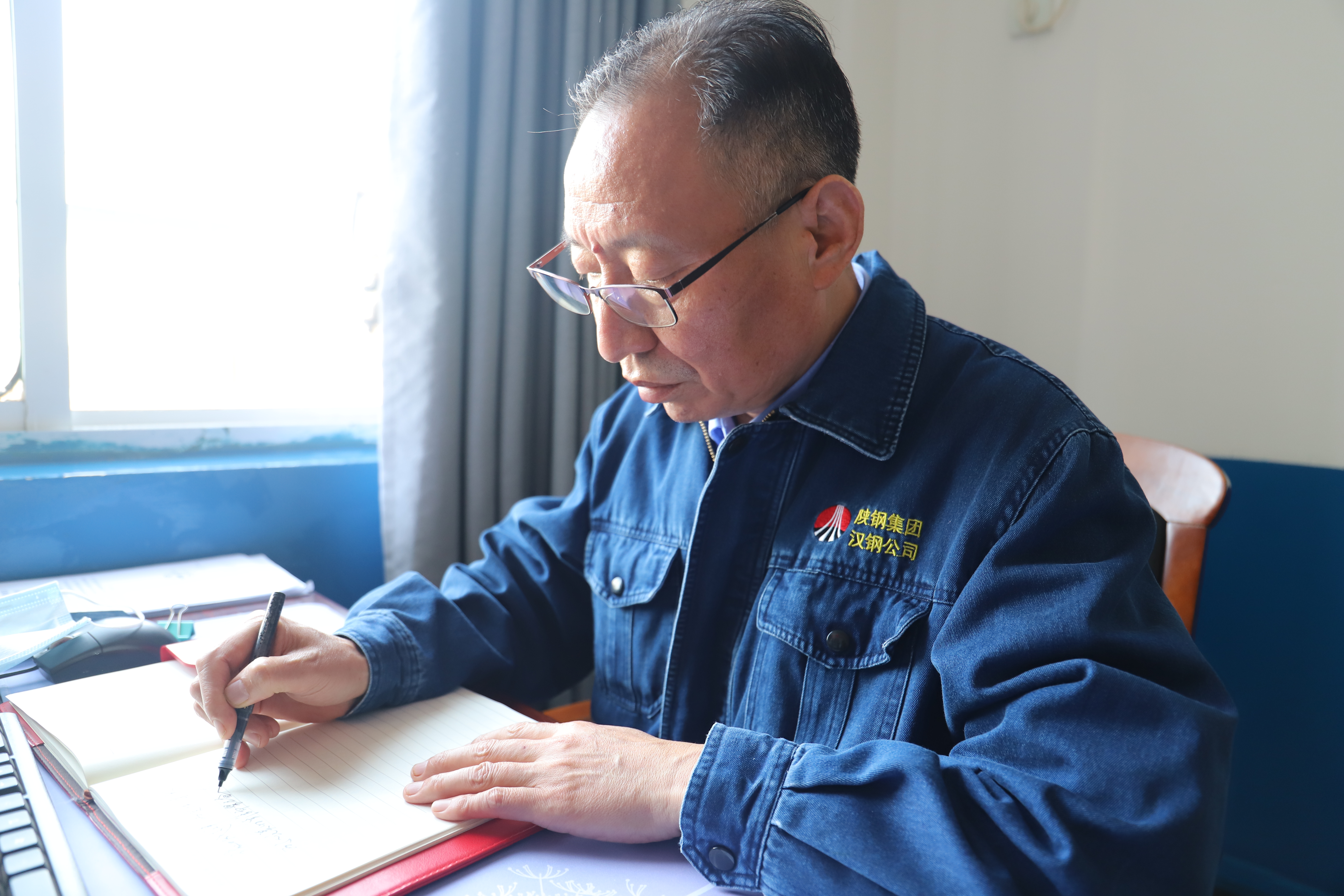 在技术创新的“考场”上实现自我价值——记获奖项目主创人汉钢公司党委委员、 烧结厂党委书记、厂长 韦胜利 在技术创新的“考场”上实现自我价值——记获奖项目主创人汉钢公司党委委员、 烧结厂党委书记、厂长 韦胜利