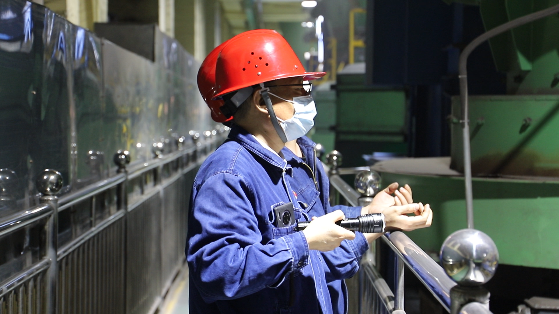 在技术创新的“考场”上实现自我价值——记获奖项目主创人汉钢公司党委委员、 烧结厂党委书记、厂长 韦胜利 在技术创新的“考场”上实现自我价值——记获奖项目主创人汉钢公司党委委员、 烧结厂党委书记、厂长 韦胜利