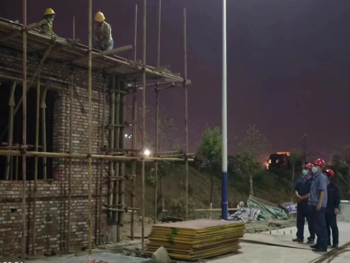 瞧!他们用行动织出彩色安全网 瞧!他们用行动织出彩色安全网