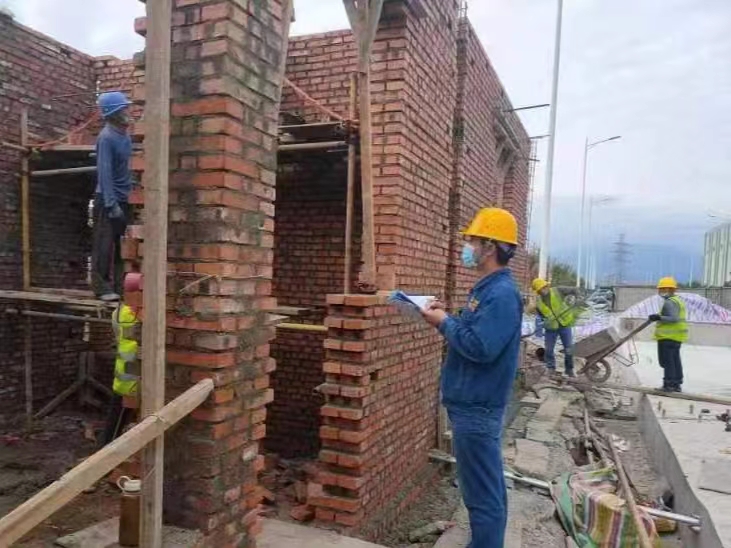 瞧!他们用行动织出彩色安全网 瞧!他们用行动织出彩色安全网