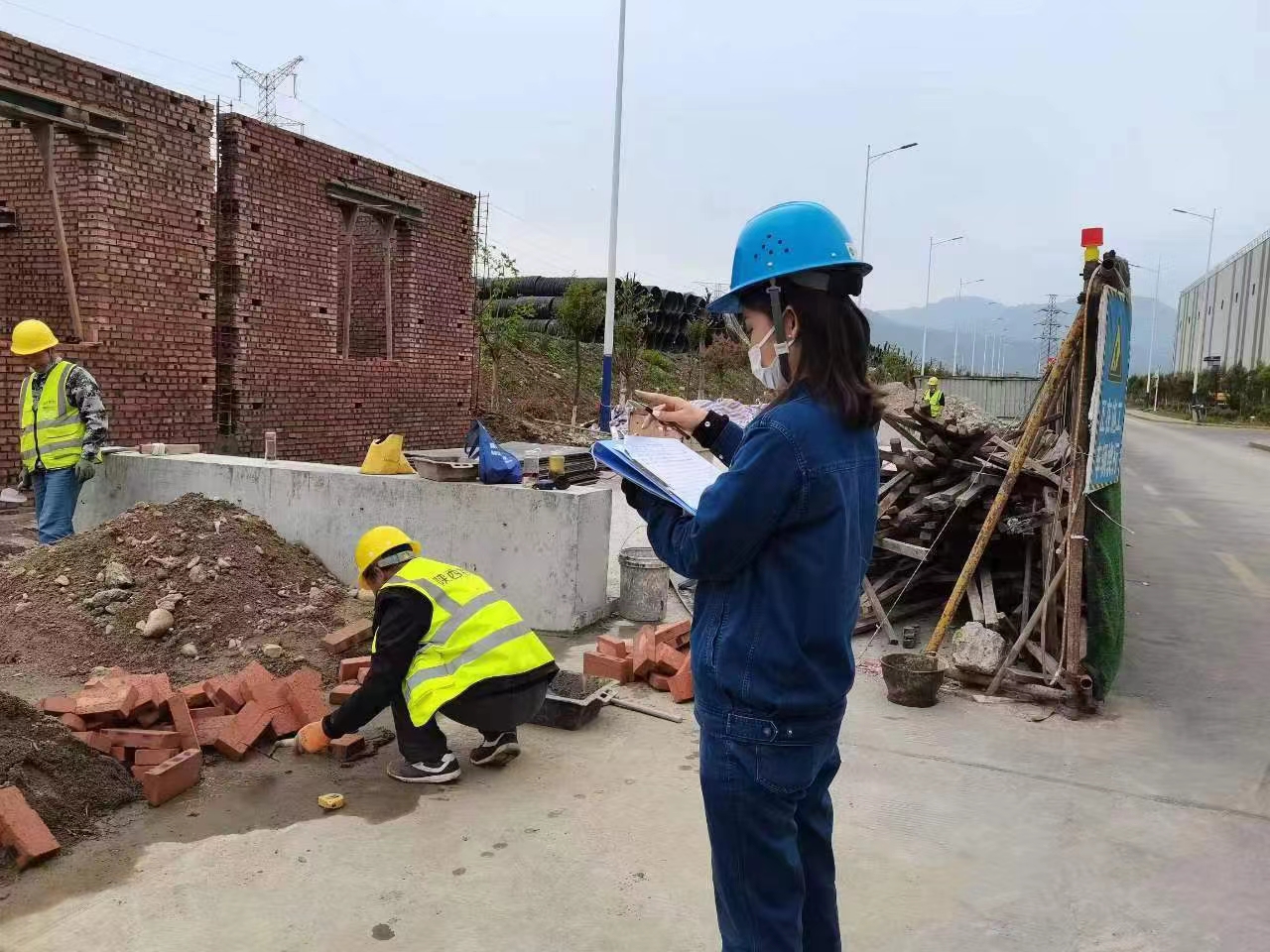 瞧!他们用行动织出彩色安全网 瞧!他们用行动织出彩色安全网