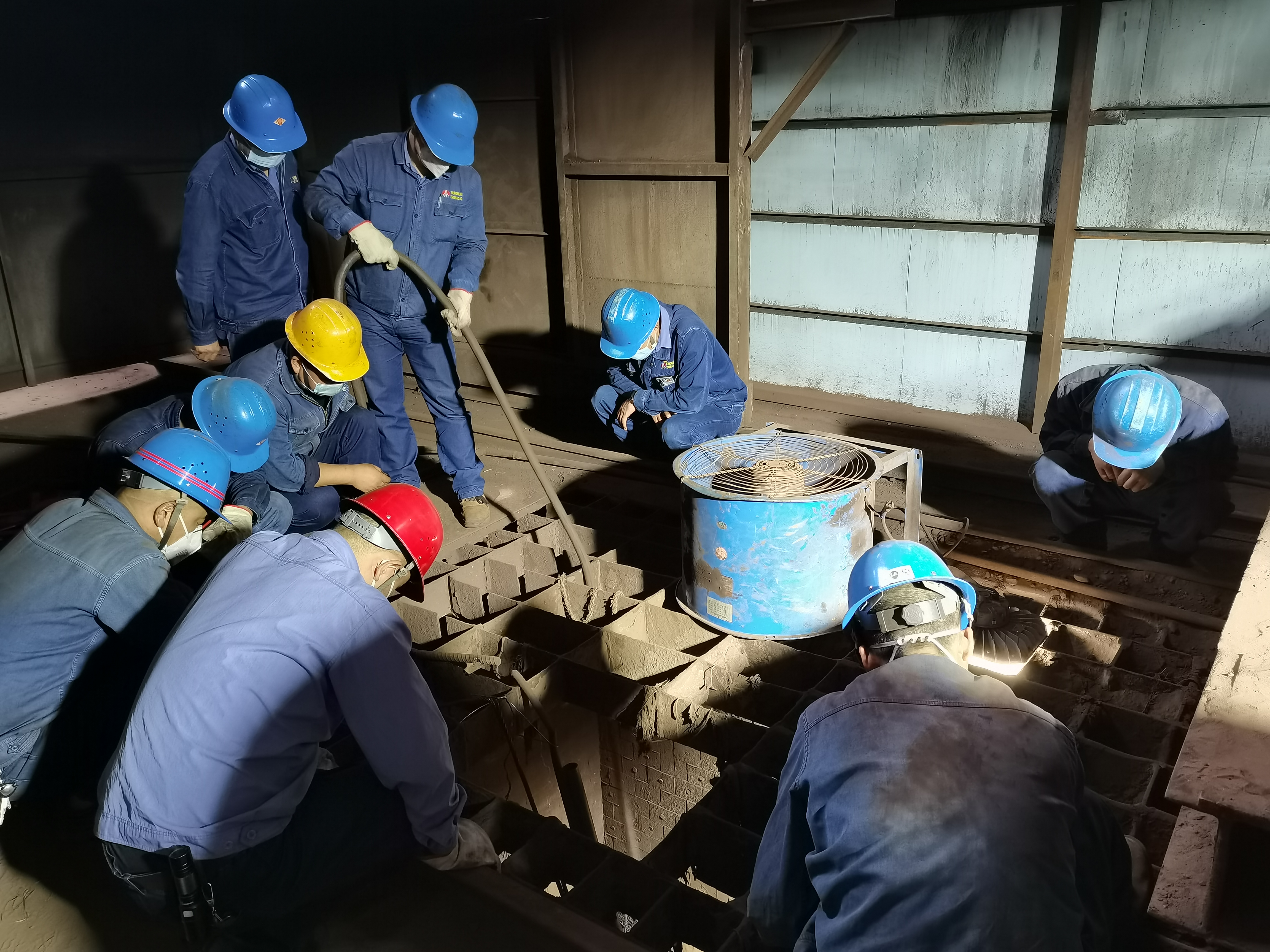 立足岗位 精心检修 立足岗位 精心检修