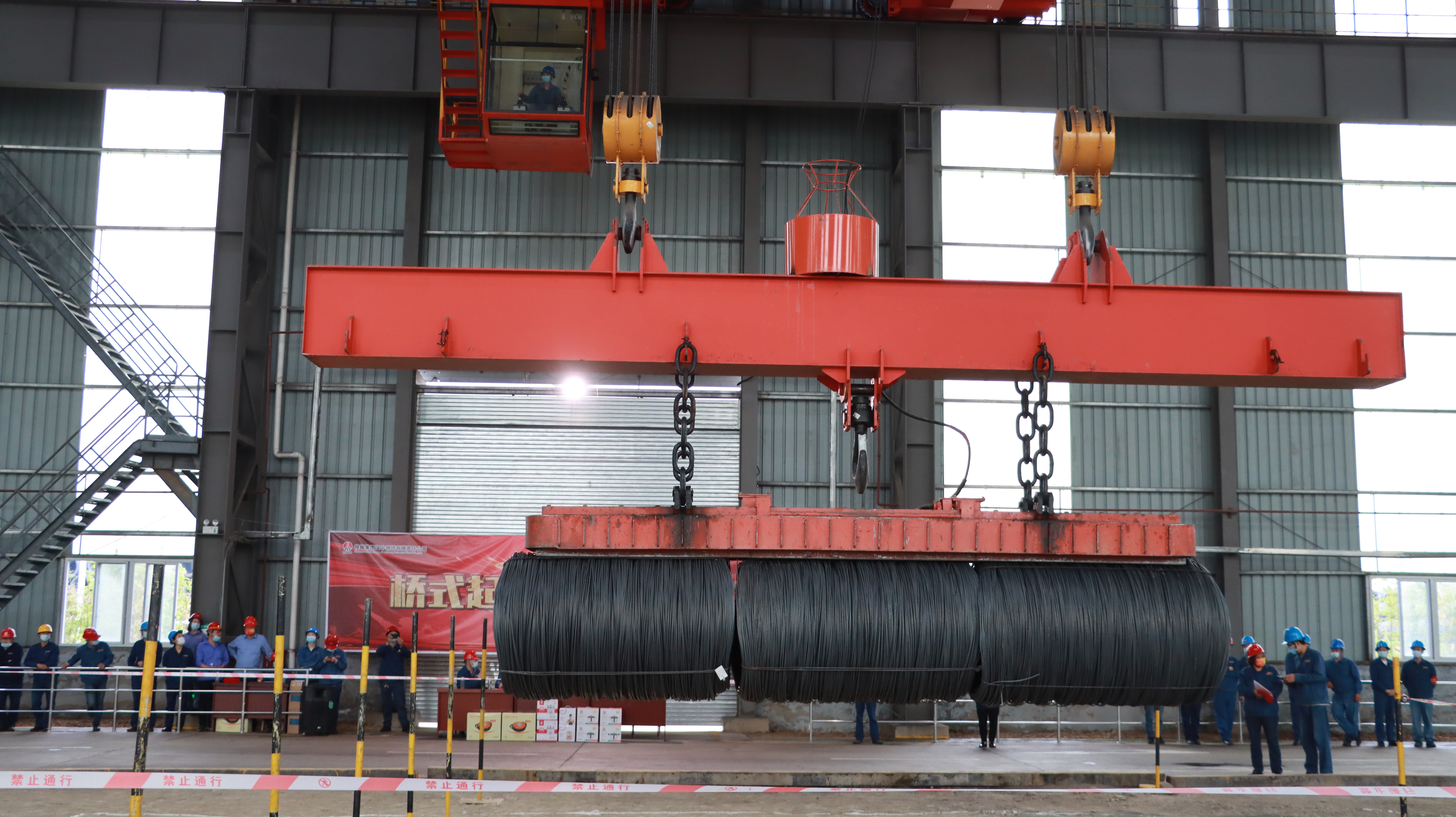 亮绝活、比赶超，技术比武锻真功—公司工会举办“桥式起重机技术比武”活动