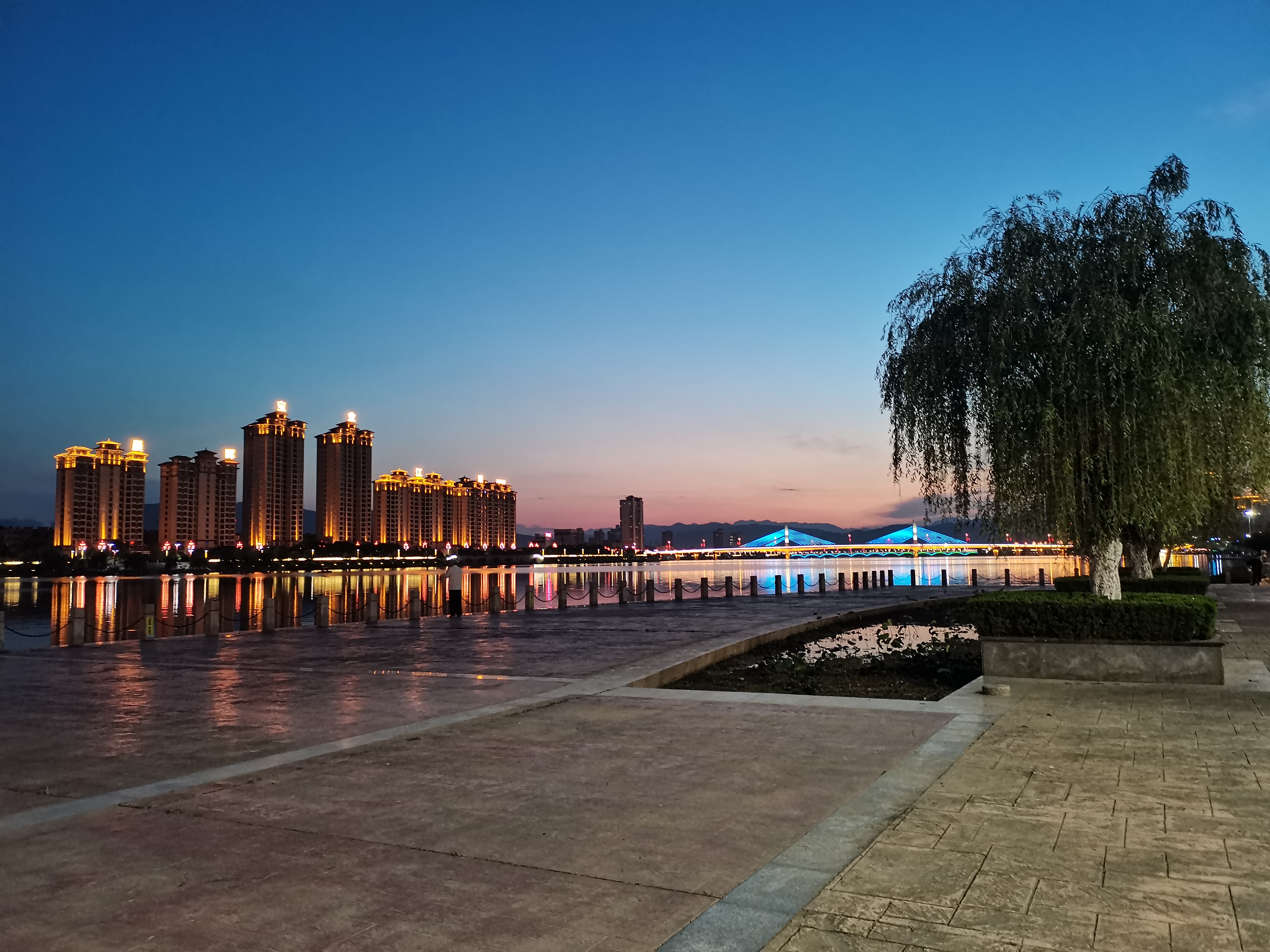 夜色里的汉江河