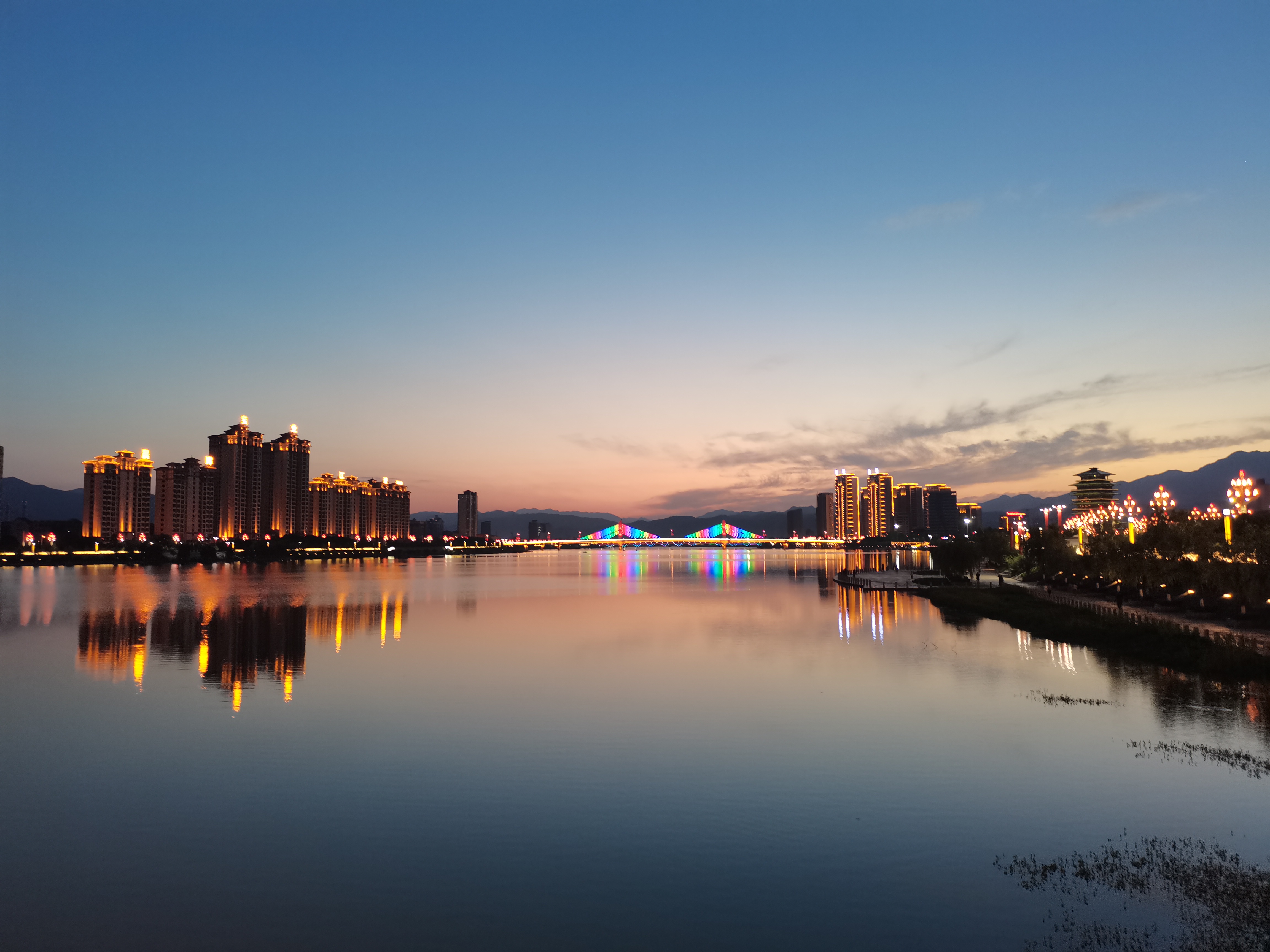 夜色里的汉江河