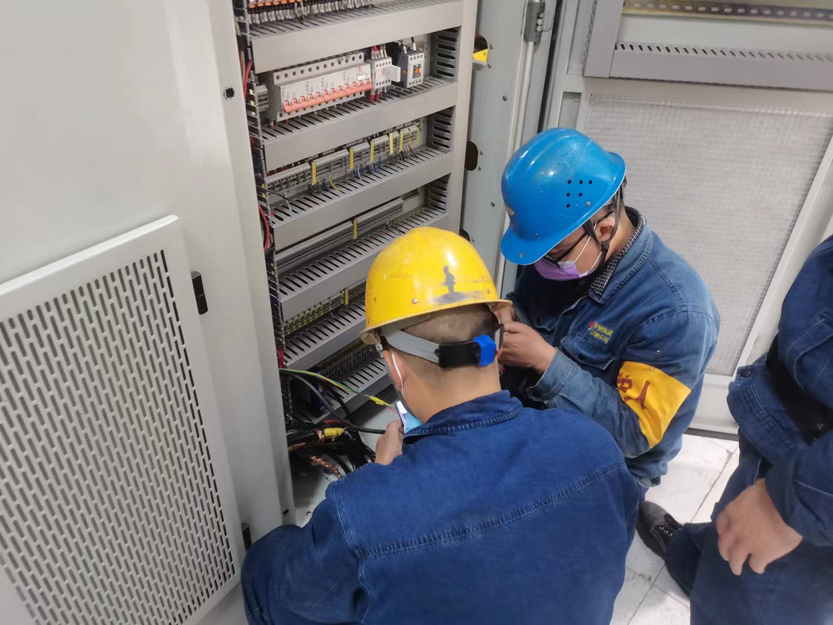 只见你的背影,不见你的面庞 只见你的背影,不见你的面庞