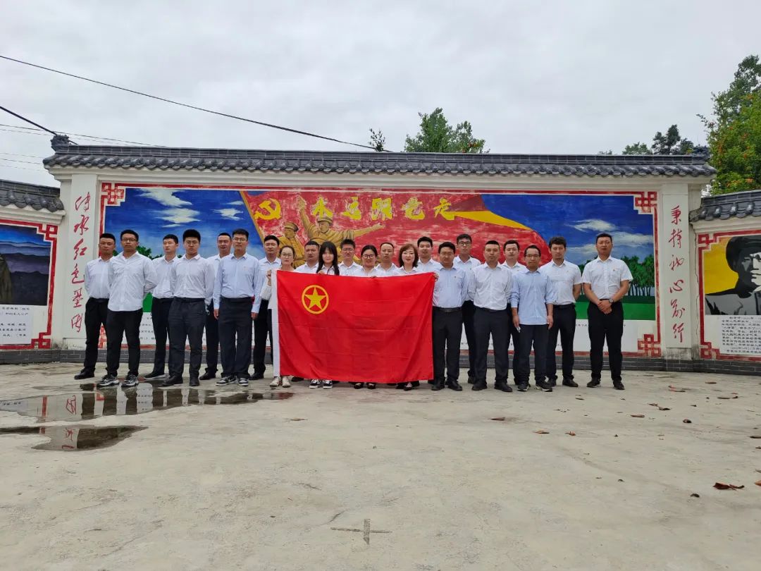 公司团委组织开展“弘扬红色精神，争做时代先锋”主题团日活动