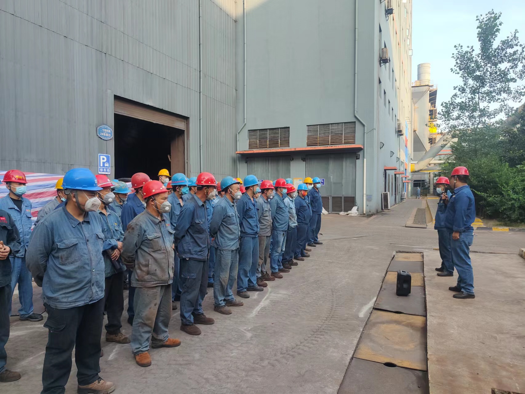 “红色风采”在检修一线彰显 “红色风采”在检修一线彰显