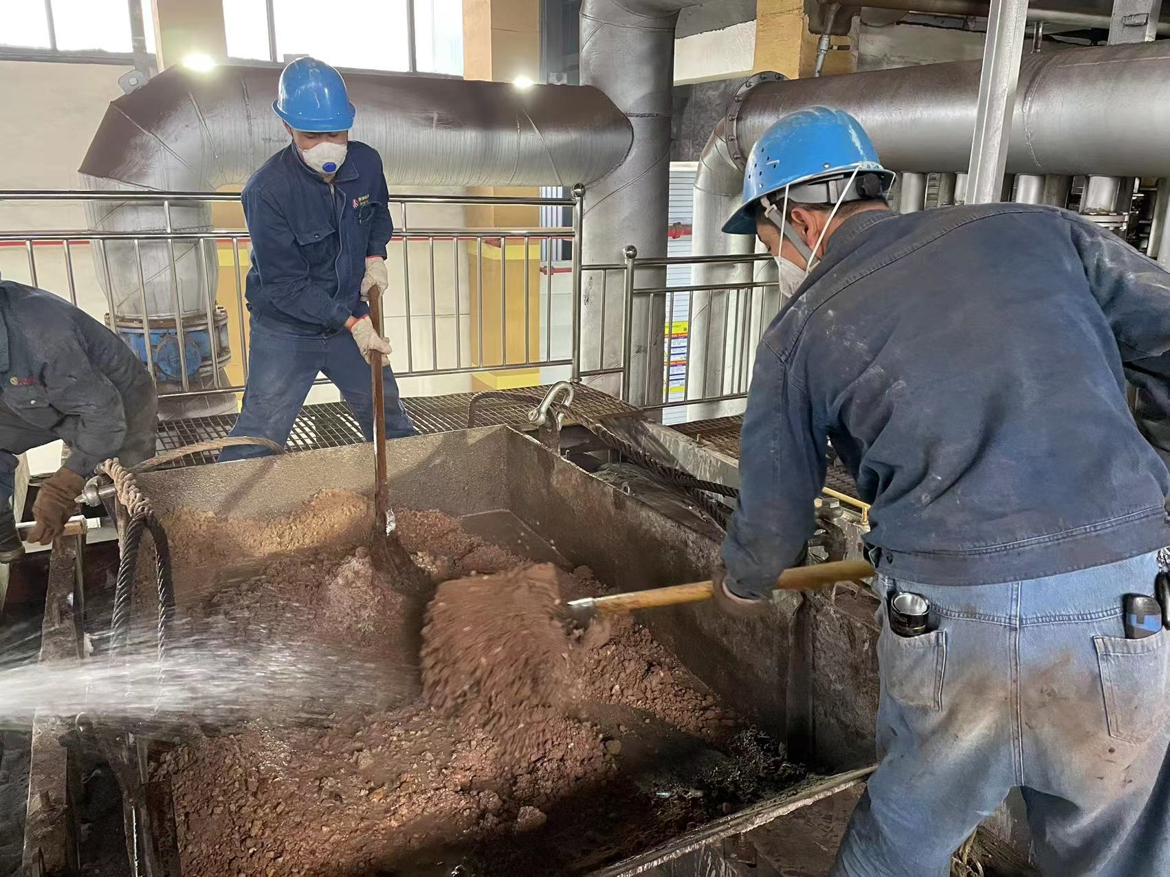 “红色风采”在检修一线彰显 “红色风采”在检修一线彰显