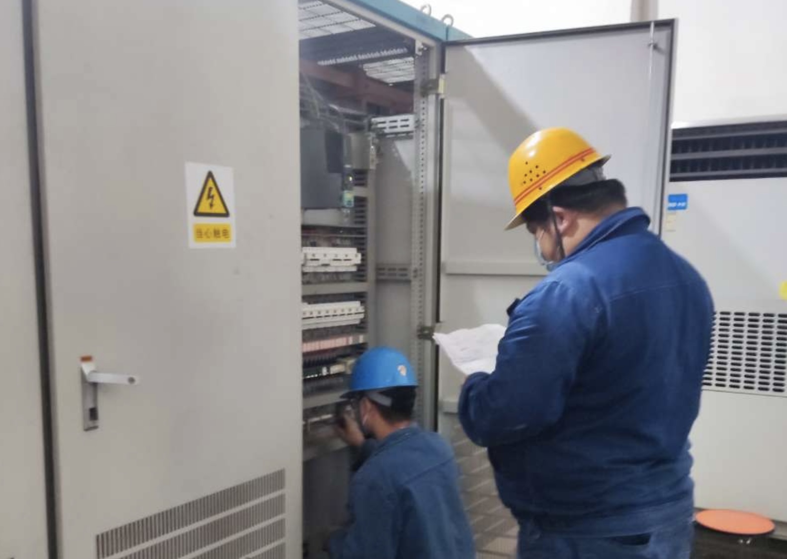 青春之光正绽放在检修一线上