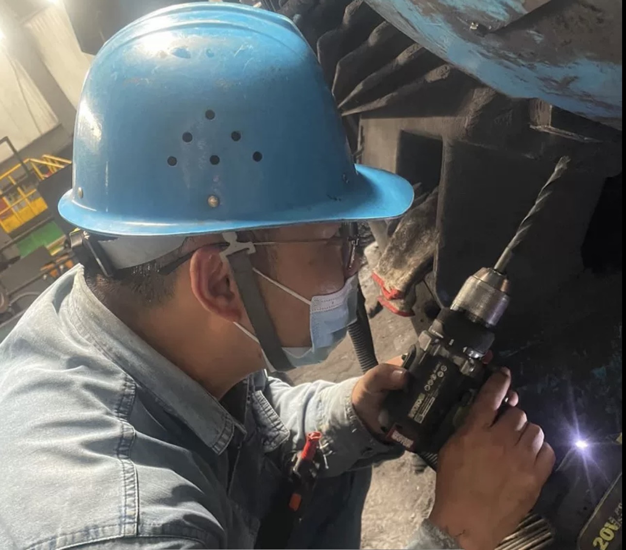 青春之光正绽放在检修一线上