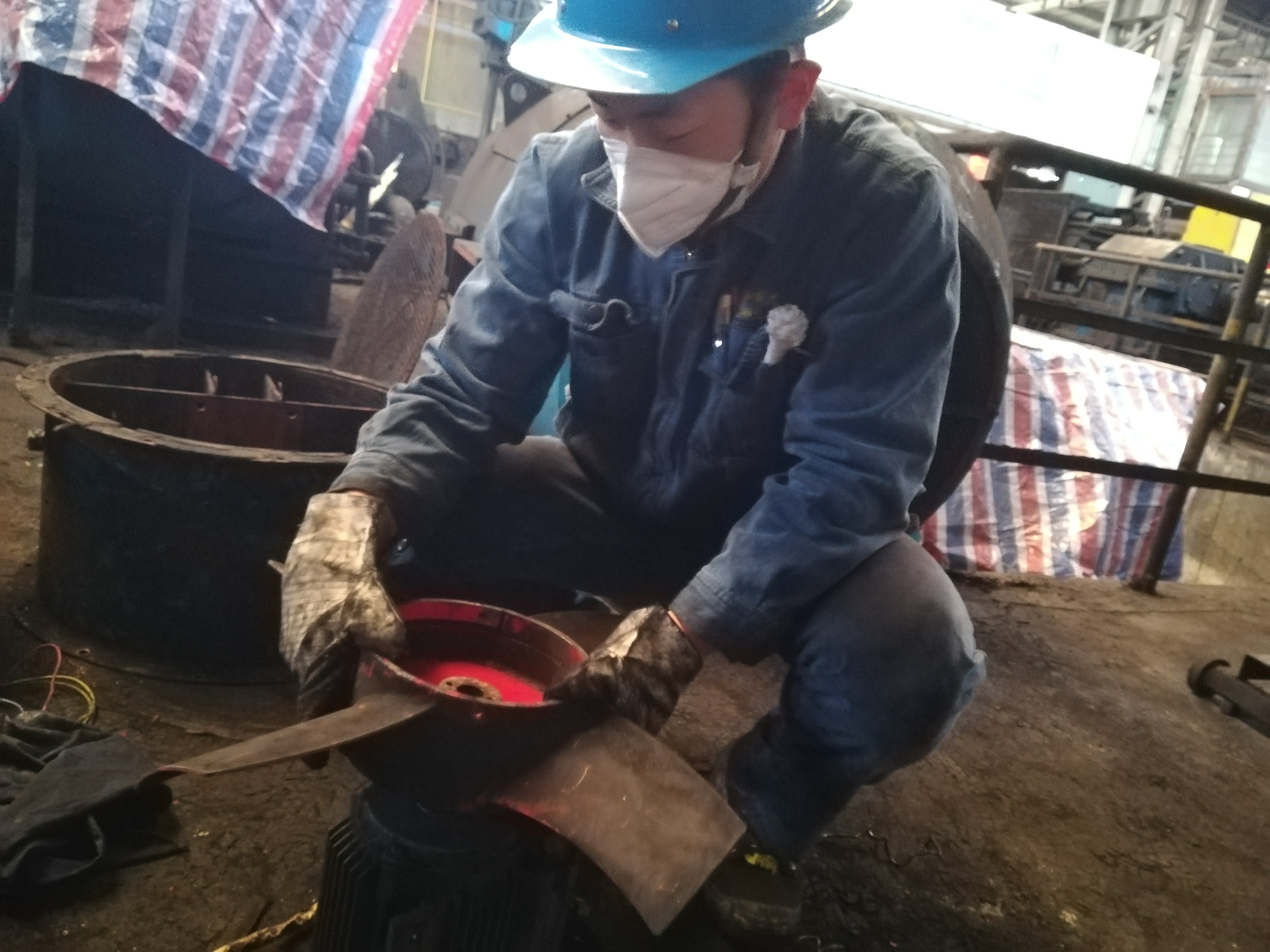 青春之光正绽放在检修一线上