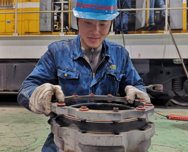 奋战在高温下的“钢铁侠” 奋战在高温下的“钢铁侠”