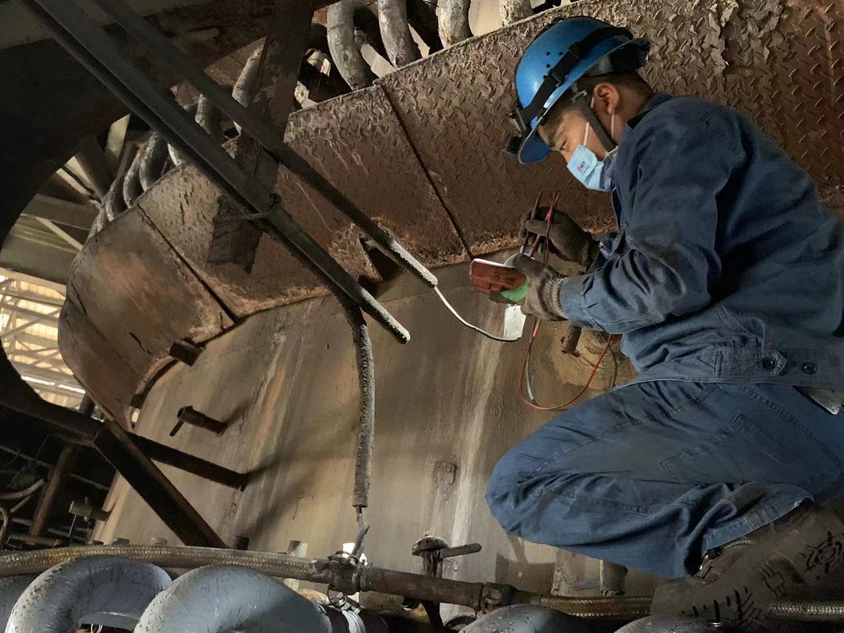 奋战在高温下的“钢铁侠” 奋战在高温下的“钢铁侠”