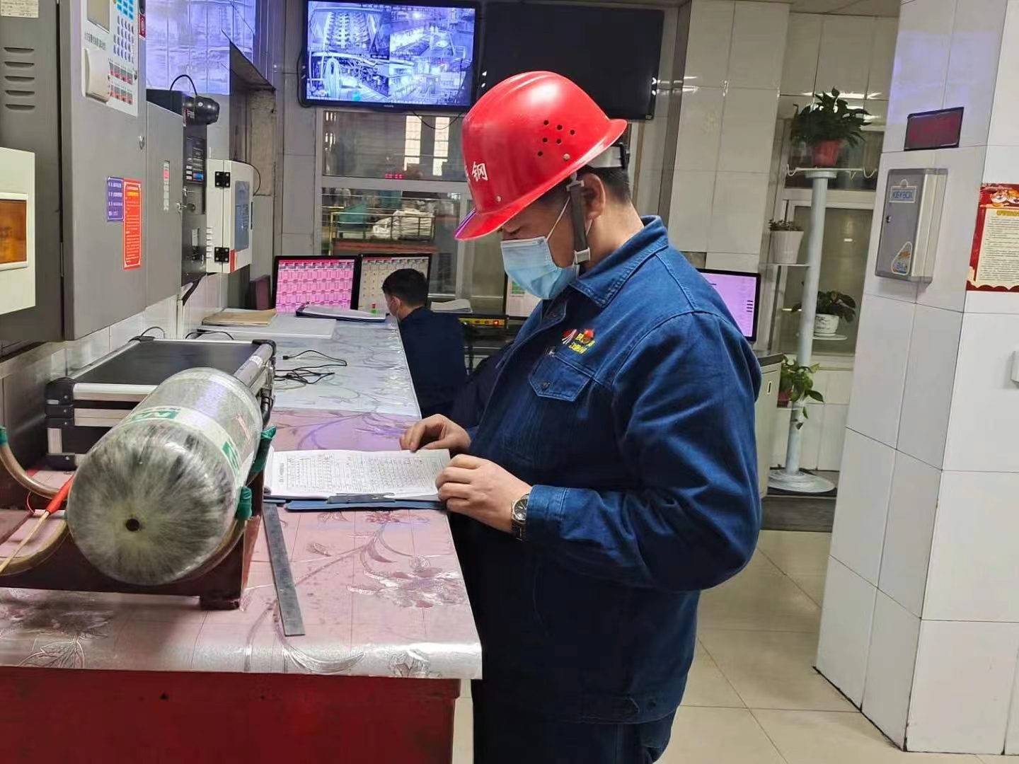 坚持“三个过硬”，筑牢廉政“堤坝”