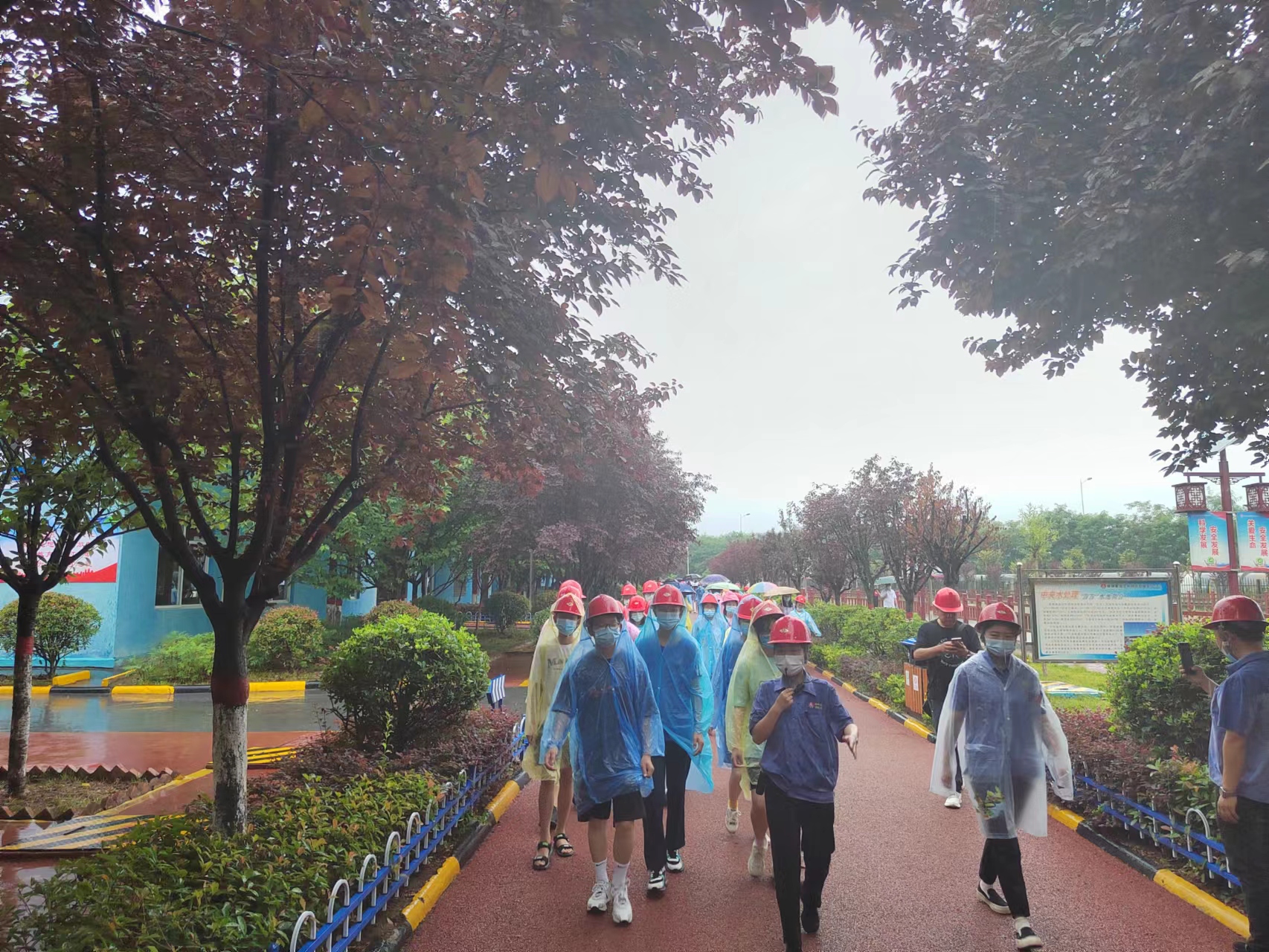 汉中创研研学旅行社组织学生团到公司参观研学