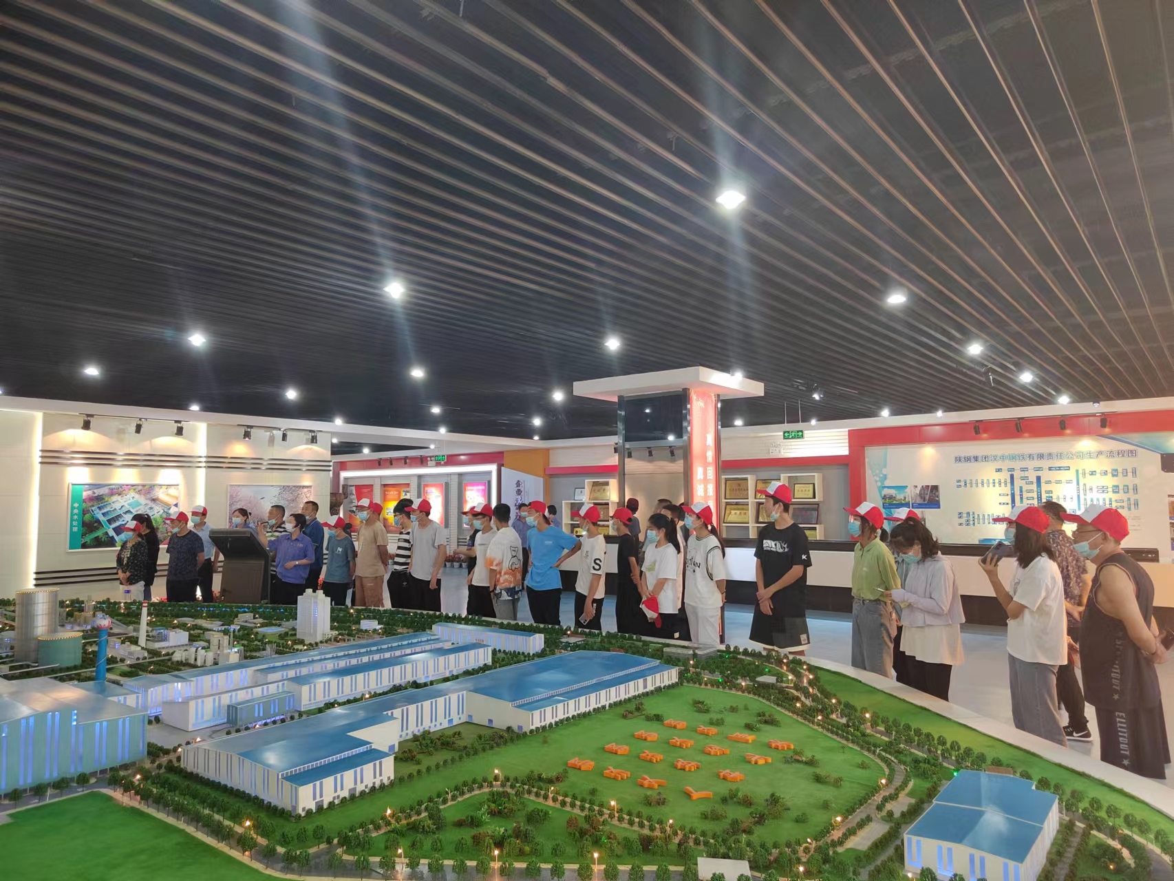 汉中创研研学旅行社组织学生团到公司参观研学