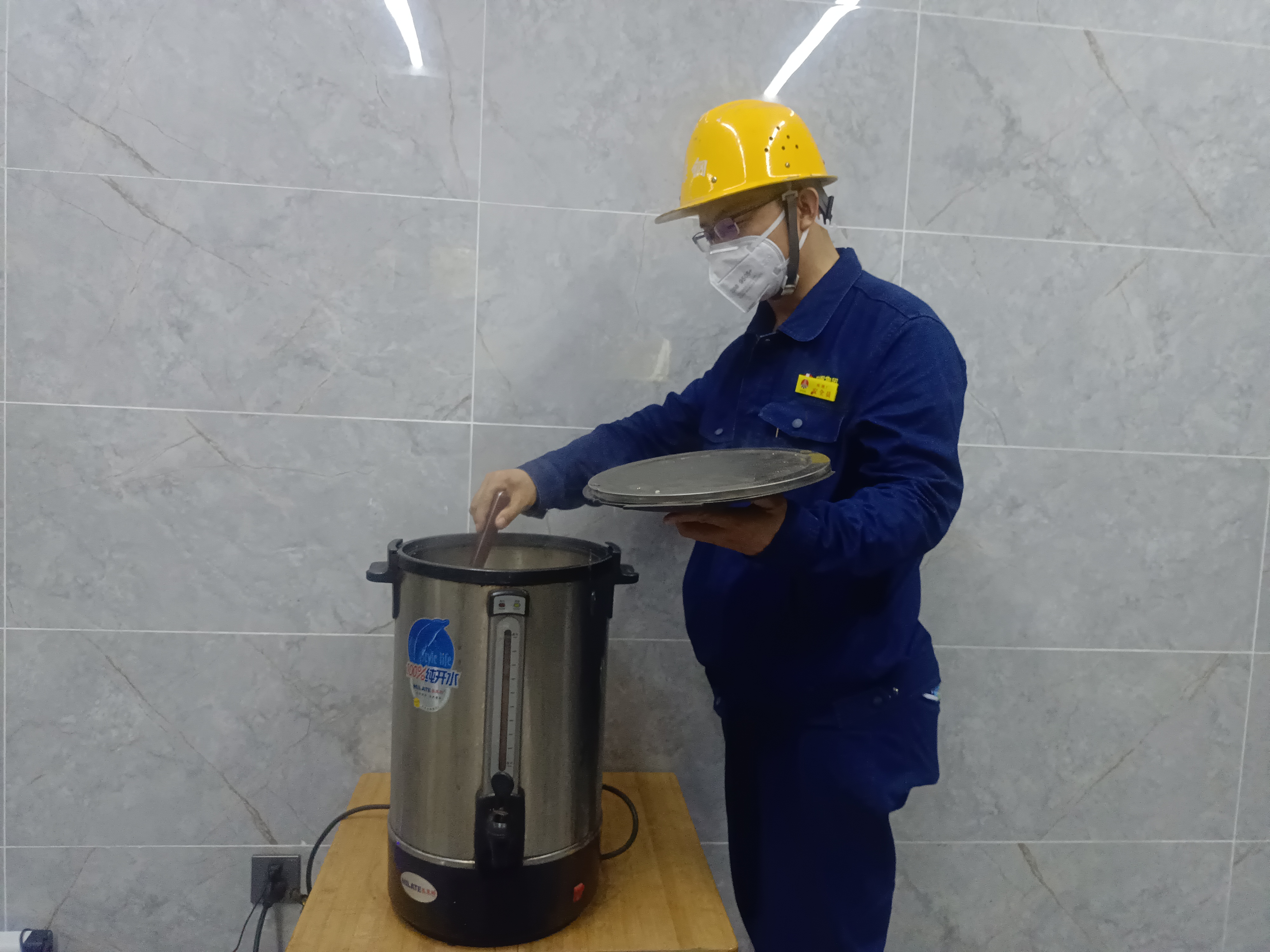 夏日炎炎,炼钢厂防暑降温有“凉方” 夏日炎炎,炼钢厂防暑降温有“凉方”