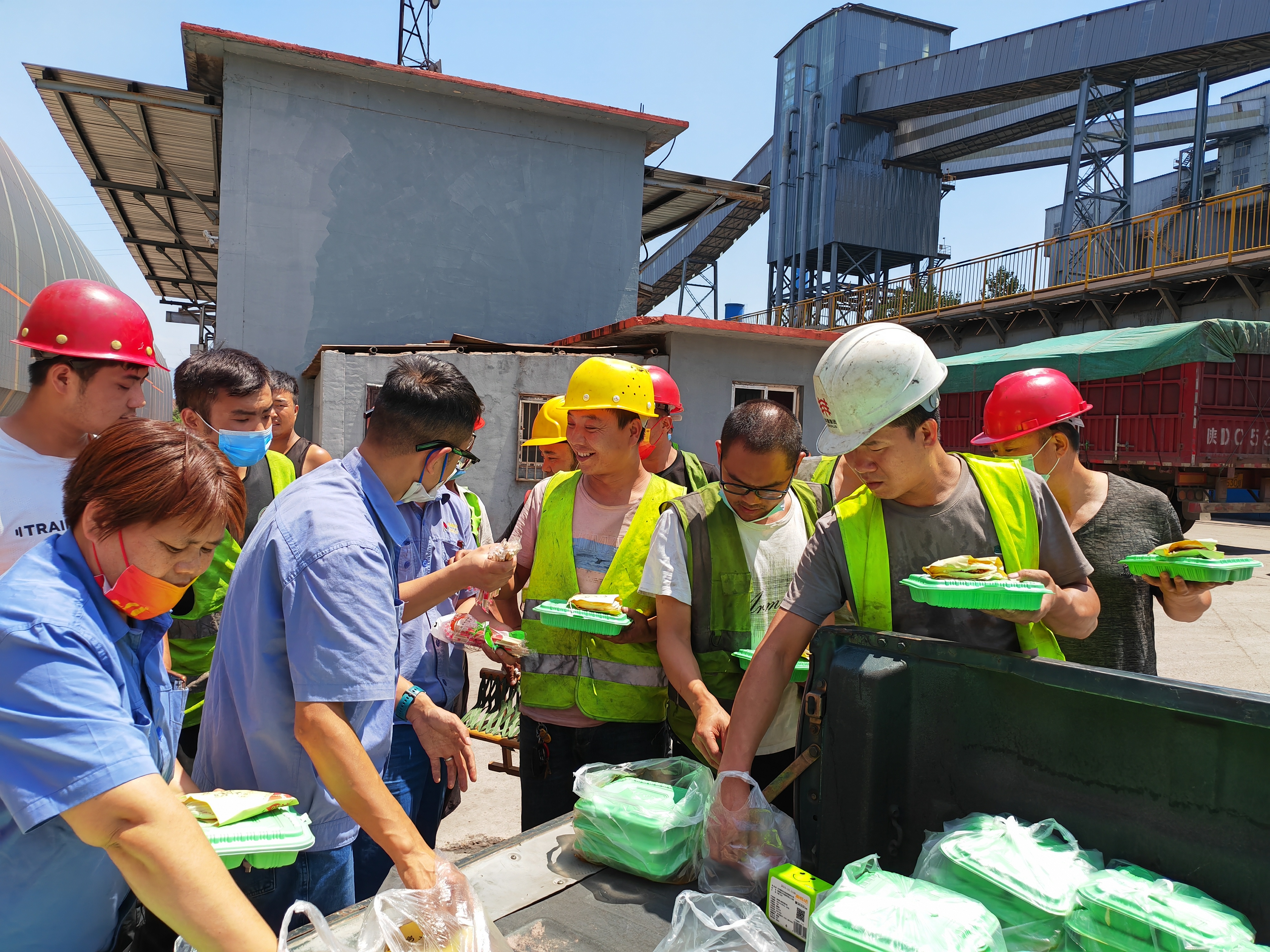 送清凉战高温  保稳定促发展—物流中心贴心为外运司机”送清凉”