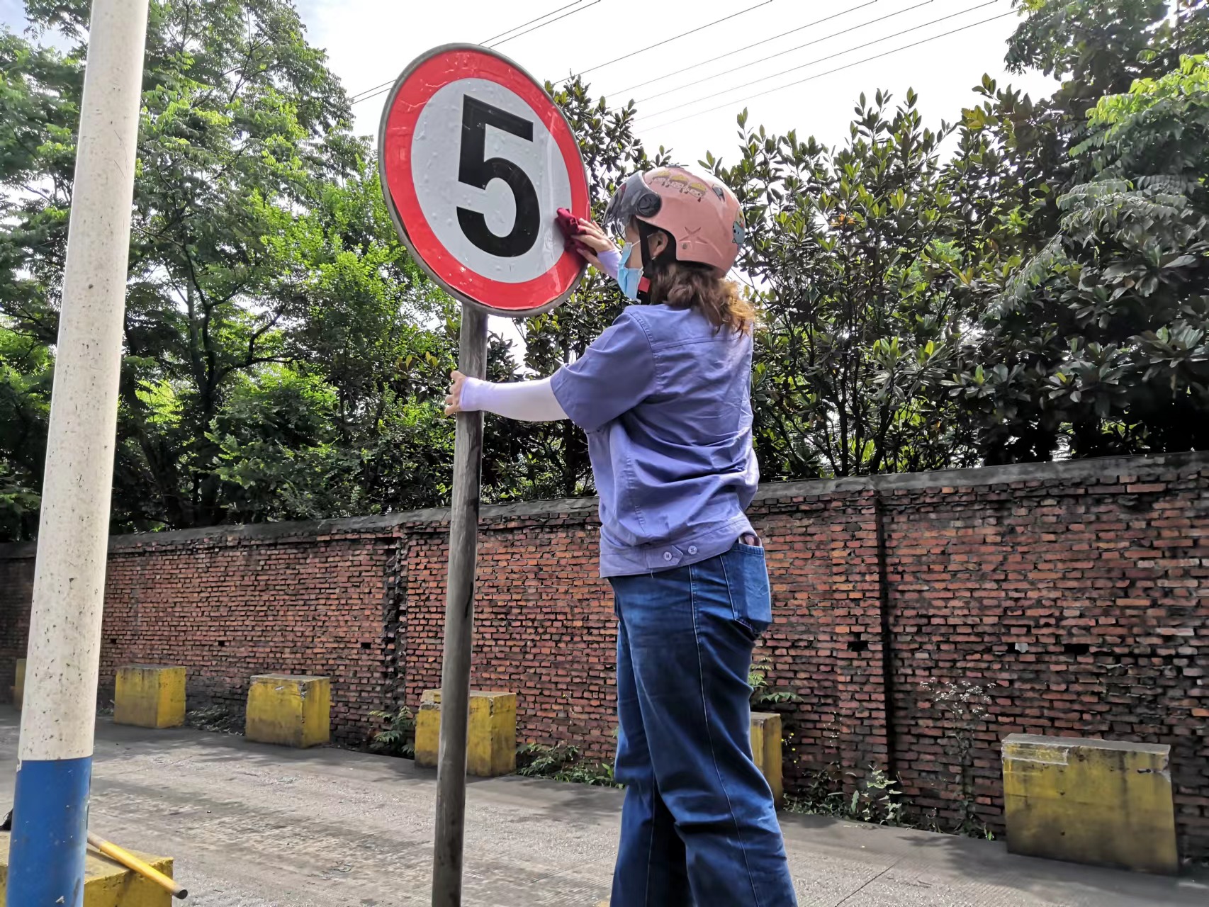 开展安全警示教育，筑牢交通安全防线