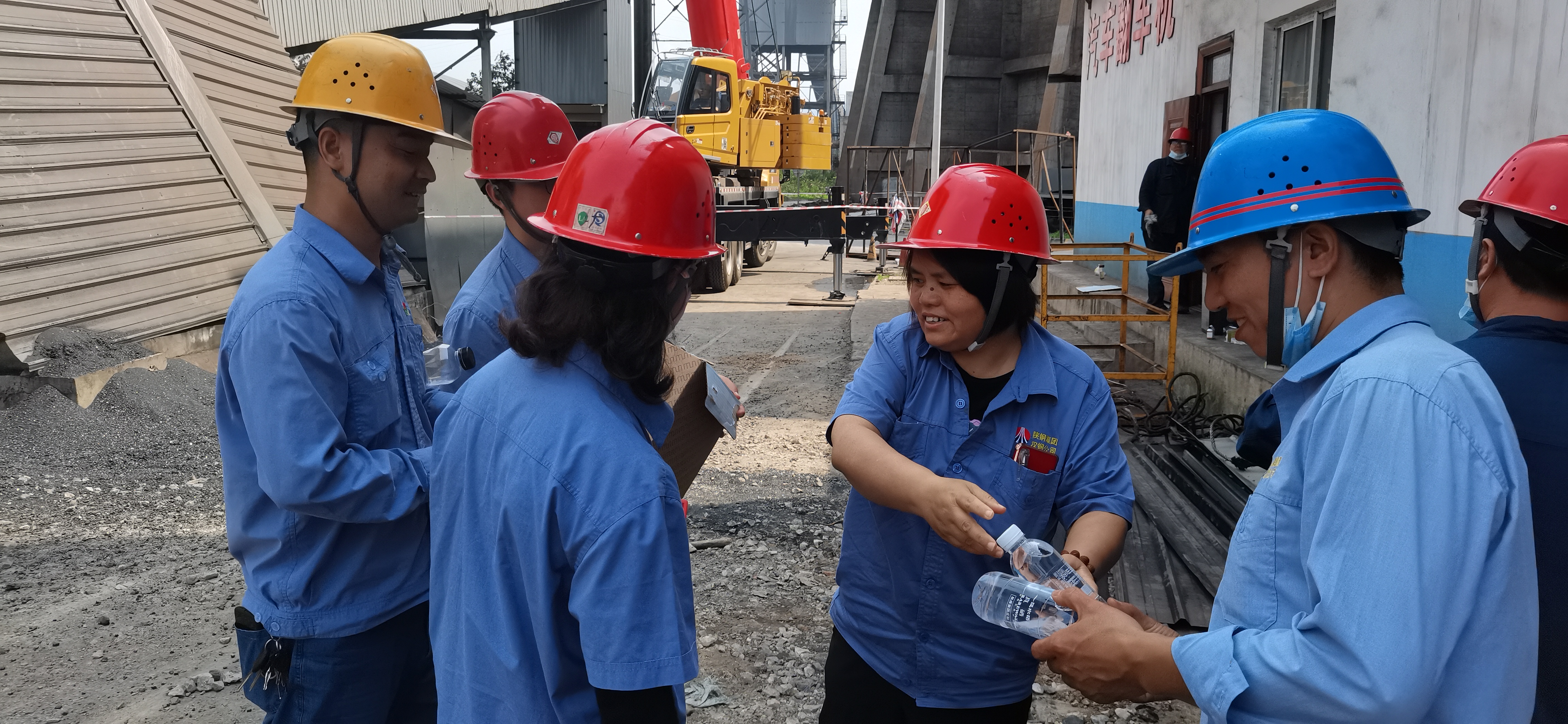 物流中心：深入一线送清凉  丝丝关爱暖人心