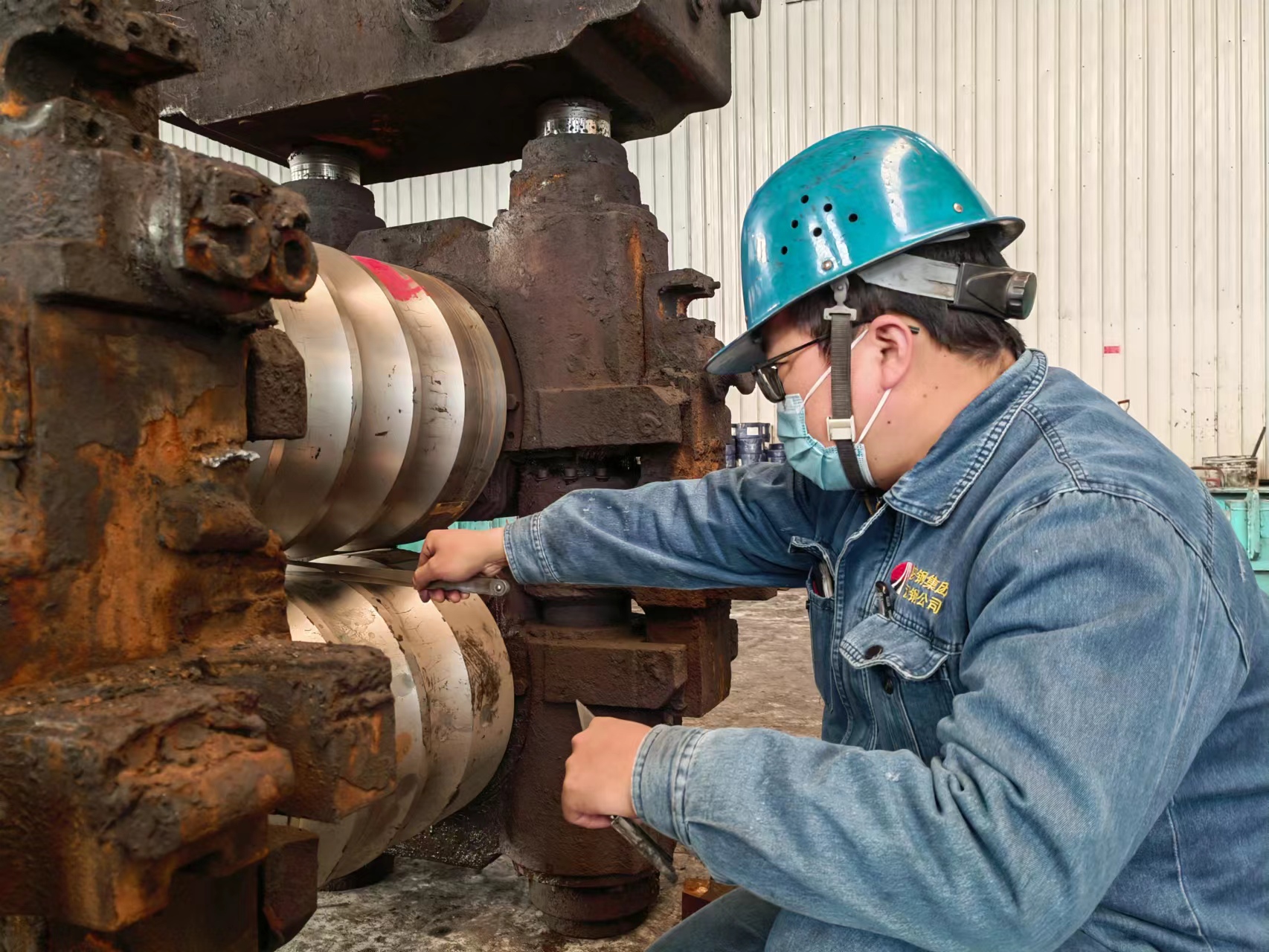 把轧机当“兄弟”的“二黑”班长 把轧机当“兄弟”的“二黑”班长