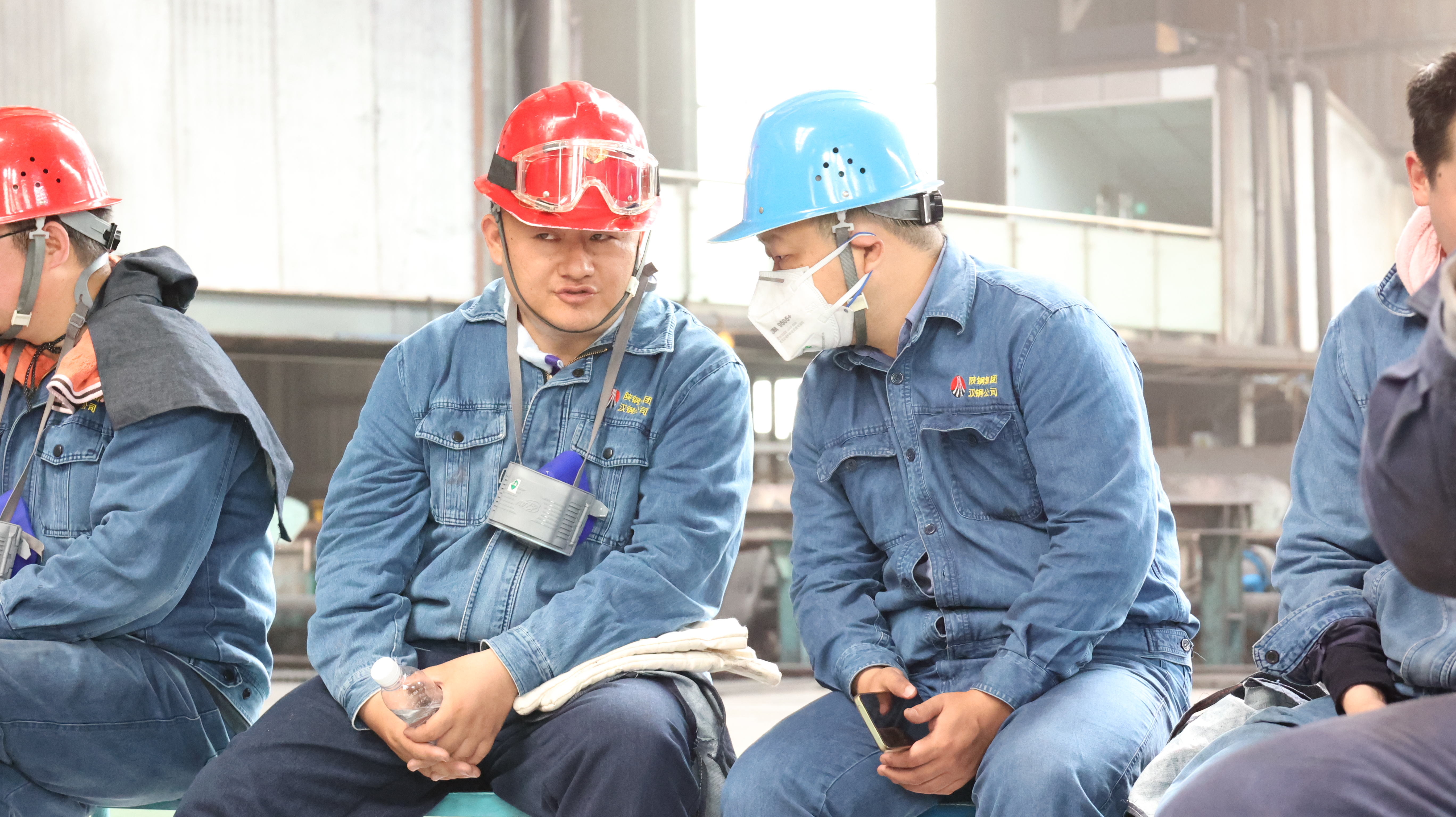 七月里最靓丽的风景线  ——轧钢厂高线车间加热炉清渣掠影